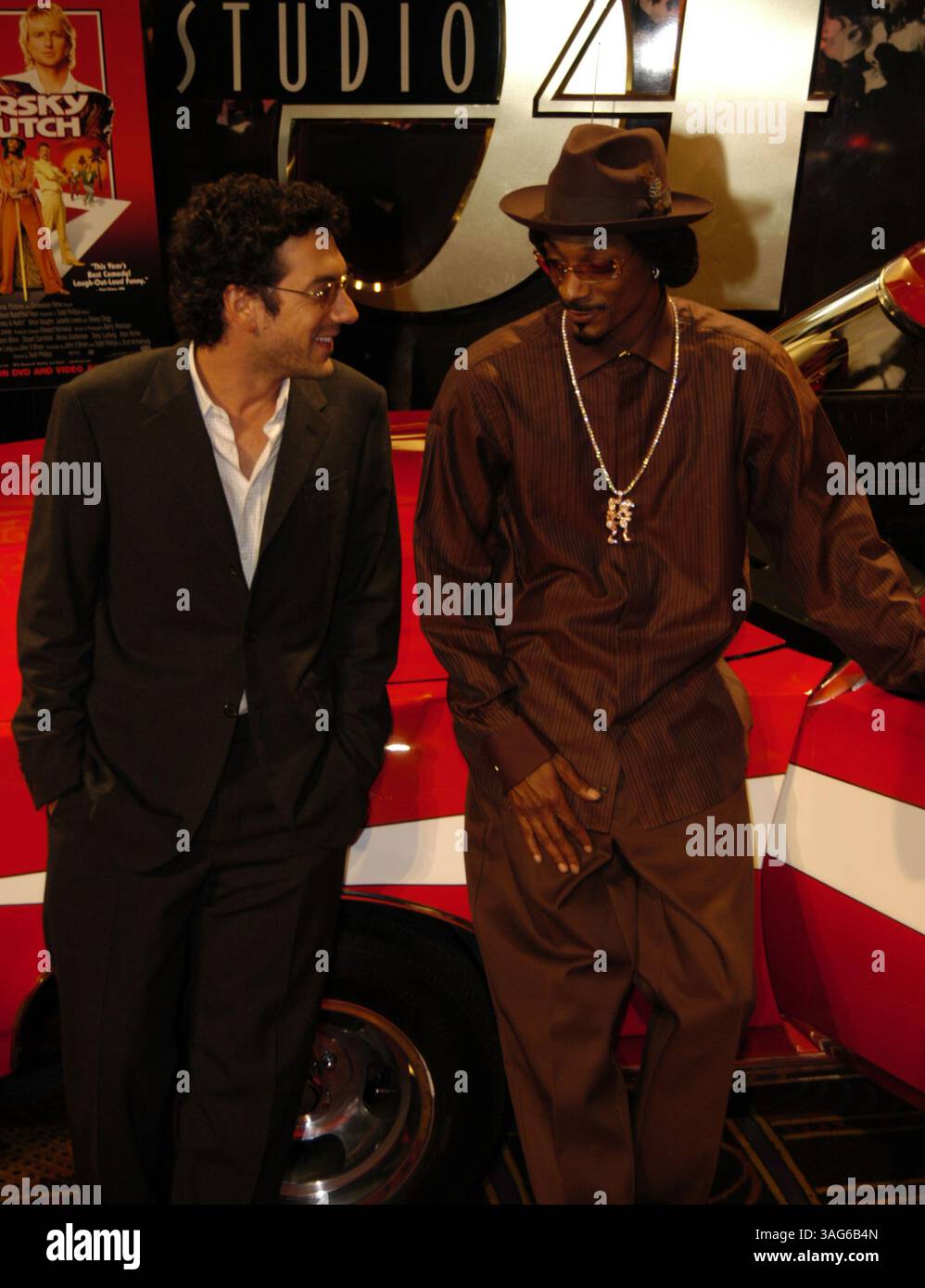 Juli 2004; Las Vegas, NV, USA; Produzent TODD PHLLIPS und Schauspieler SNOOP DOGG feiern am 20. Juli die Veröffentlichung von „Starsky & Hutch“ auf der Warner Home Video DVD im Studio 54 im MGM Grand Hotel. (Bild: Mike Valdez/ZUMAPRESS.com) Stockfoto
