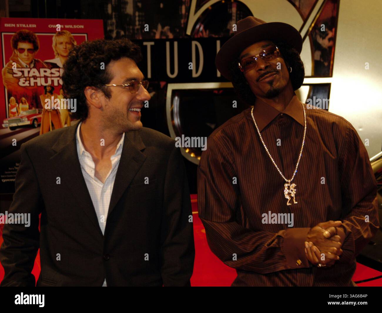 Juli 2004; Las Vegas, NV, USA; Produzent TODD PHLLIPS und Schauspieler SNOOP DOGG feiern am 20. Juli die Veröffentlichung von „Starsky & Hutch“ auf der Warner Home Video DVD im Studio 54 im MGM Grand Hotel. (Bild: Mike Valdez/ZUMAPRESS.com) Stockfoto