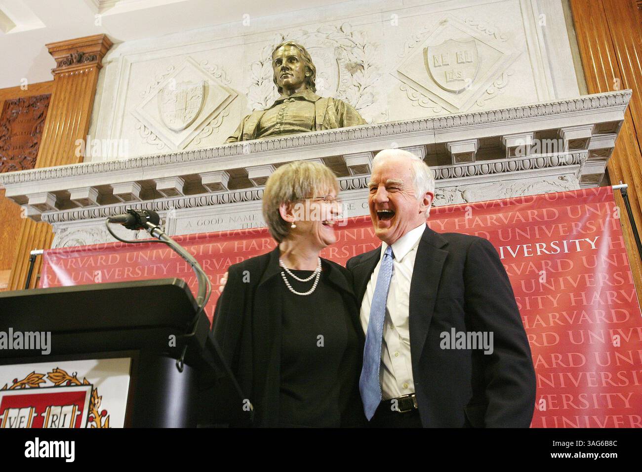11. Februar 2007 – Cambridge, MA, USA – der neu ernannte Präsident der Harvard University, DRAW GILBIN FAUST, links, lacht mit dem ehemaligen Harvard-Präsidenten DEREK BOK, der auch in den letzten Monaten als Interimspräsident fungierte. Sie stehen unter einer Büste von John Harvard, nach dem die Harvard University benannt ist. Faust erinnert sich daran, dass ihre Mutter ihr vortrug, dass „das ist eine manÕs-Welt, Süße, und je eher du das lernst, desto besser youÕll sein.“ Es war eine Lektion, schrieb sie in Memoiren, die sie nicht annahm. Am Sonntag ernannte die Harvard University Faust zur ersten weiblichen Präsidentin der schoolÕs 3 Stockfoto 11. Februar 2007 – Cambridge, MA, USA – der neu ernannte Präsident der Harvard University, DRAW GILBIN FAUST, links, lacht mit dem ehemaligen Harvard-Präsidenten DEREK BOK, der auch in den letzten Monaten als Interimspräsident fungierte. Sie stehen unter einer Büste von John Harvard, nach dem die Harvard University benannt ist. Faust erinnert sich daran, dass ihre Mutter ihr vortrug, dass „das ist eine manÕs-Welt, Süße, und je eher du das lernst, desto besser youÕll sein.“ Es war eine Lektion, schrieb sie in Memoiren, die sie nicht annahm. Am Sonntag ernannte die Harvard University Faust zur ersten weiblichen Präsidentin der schoolÕs 3 Stockfoto