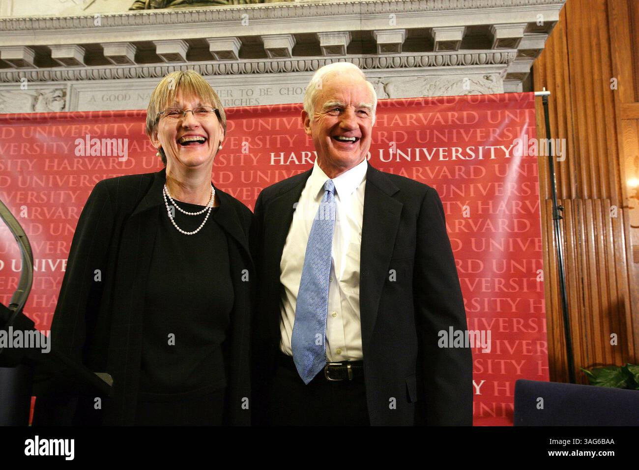 11. Februar 2007 – Cambridge, MA, USA – der neu ernannte Präsident der Harvard University, DRAW GILBIN FAUST, links, lacht mit dem ehemaligen Harvard-Präsidenten DEREK BOK, der auch in den letzten Monaten als Interimspräsident fungierte. Sie stehen unter einer Büste von John Harvard, nach dem die Harvard University benannt ist. Faust erinnert sich daran, dass ihre Mutter ihr vortrug, dass „das ist eine manÕs-Welt, Süße, und je eher du das lernst, desto besser youÕll sein.“ Es war eine Lektion, schrieb sie in Memoiren, die sie nicht annahm. Am Sonntag ernannte die Harvard University Faust zur ersten weiblichen Präsidentin der schoolÕs 3 Stockfoto 11. Februar 2007 – Cambridge, MA, USA – der neu ernannte Präsident der Harvard University, DRAW GILBIN FAUST, links, lacht mit dem ehemaligen Harvard-Präsidenten DEREK BOK, der auch in den letzten Monaten als Interimspräsident fungierte. Sie stehen unter einer Büste von John Harvard, nach dem die Harvard University benannt ist. Faust erinnert sich daran, dass ihre Mutter ihr vortrug, dass „das ist eine manÕs-Welt, Süße, und je eher du das lernst, desto besser youÕll sein.“ Es war eine Lektion, schrieb sie in Memoiren, die sie nicht annahm. Am Sonntag ernannte die Harvard University Faust zur ersten weiblichen Präsidentin der schoolÕs 3 Stockfoto
