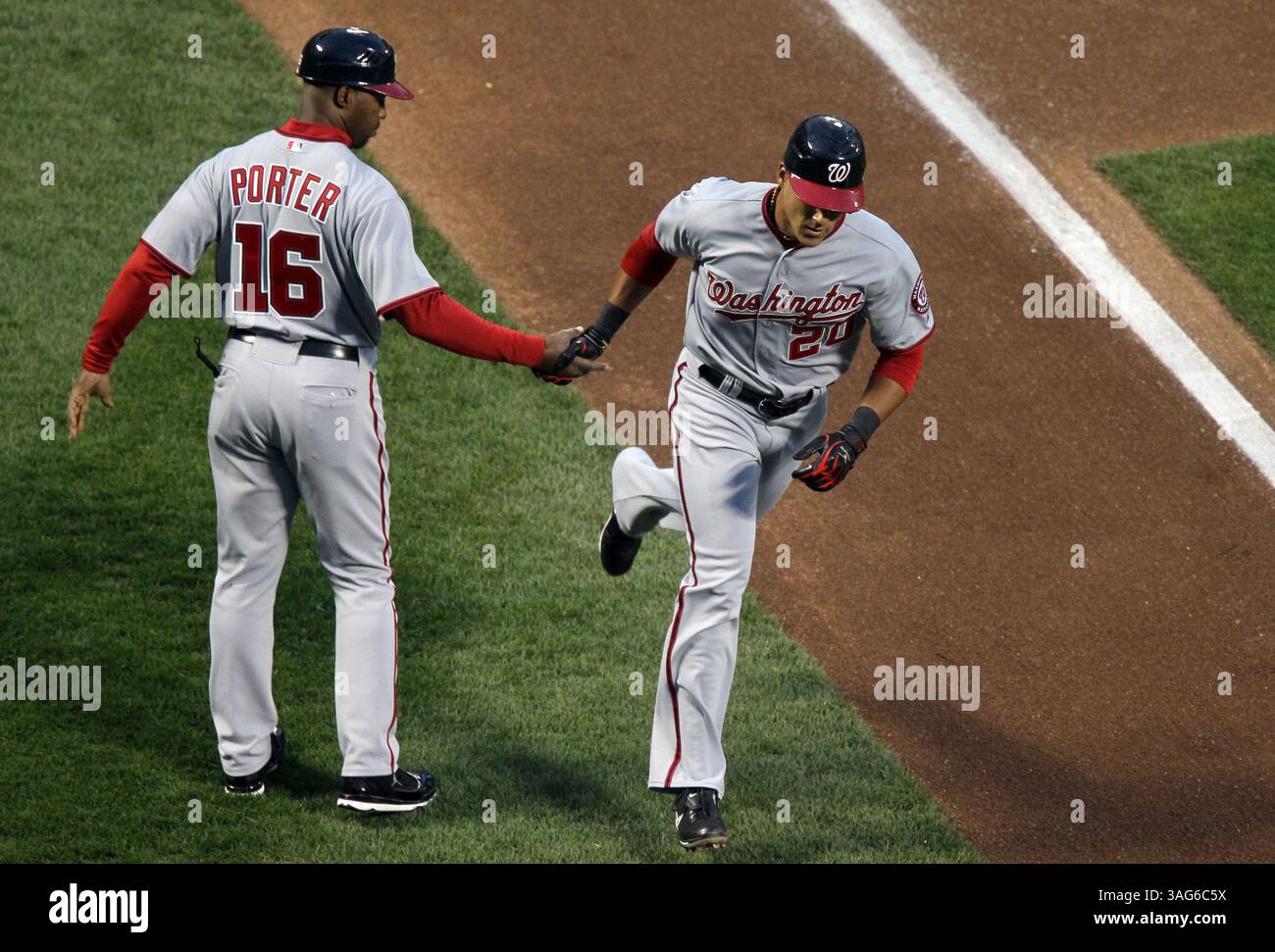 10. April 2012 – New York, NY, USA – Ian Desmond von den Washington Nationals feiert seinen ersten Heimlauf gegen die New York Mets mit dem dritten Base-Trainer Bo Porter im Citi Field in New York am Dienstag, den 10. April 2012. (Bild: © Jim Mcisaac/Newsday/MCT/ZUMAPRESS.com) Stockfoto