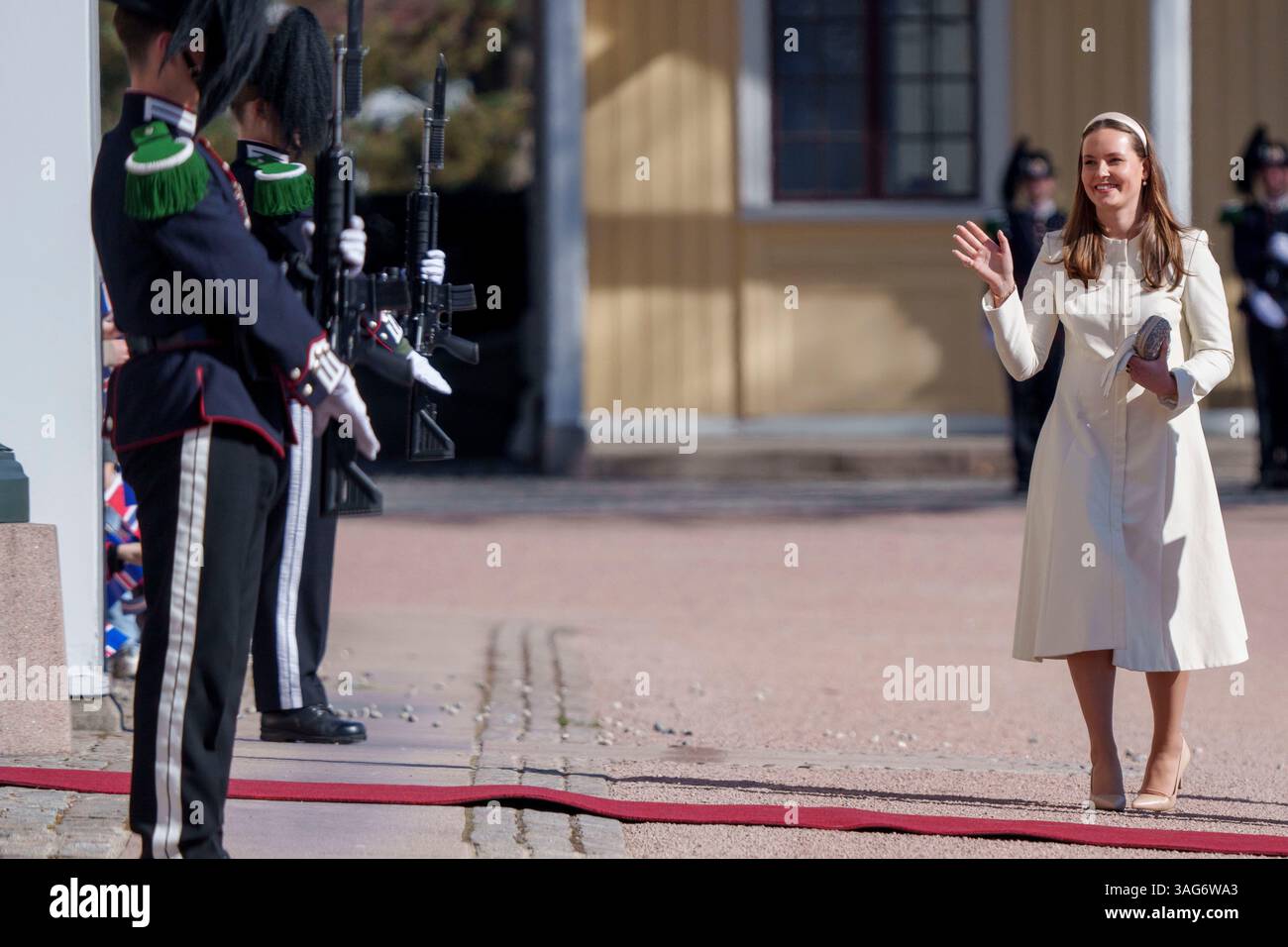 Oslo 20250408. Der Inselpräsident Halla Tómasdóttir og hennes ektemann Björn Skúlason blir tatt imot av kong Harald, dronning Sonja, Kronprins Haakon, Kronprinsesse Mette-Marit, prinsesse Ingrid Alexandra (rechts) og prinsesse Astrid i Fugleværelset på Slottet i Oslo tirsdag. Foto: Javad Parsa / NTB Stockfoto