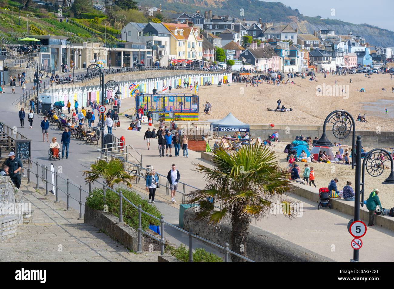 Lyme Regis, Dorset, Großbritannien. April 2025. Die lokalen Unternehmen waren frustriert über die möglichen Auswirkungen auf die Besucherzahlen des Seebades Lyme Regis während der Osterferien, da die South West Water Notarbeiten durchgeführt hat. Die Bauarbeiten haben die Uplyme Road vollständig geschlossen, eine der Hauptstraßen in die Stadt, die Chaos auf den lokalen Routen in die Stadt verursachte. Quelle: Celia McMahon/Alamy Live News Stockfoto