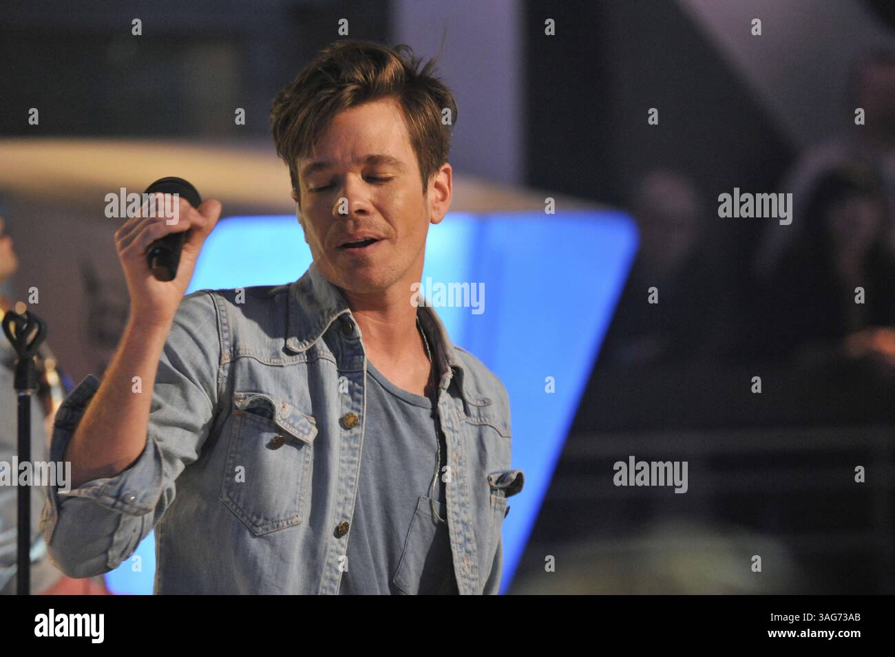 24. April 2012: Toronto, Ontario, Kanada – New York Indie-Pop-Band Fun. Besuchen Sie das NEW.MUSIC.LIVE. studio in Toronto am 24. April für ihr erstes Live-TV-Interview. Die Band unterhielt sich mit MuchMusic-Moderator Lauren Toyota und sang ihre Single â€œWe are Youngâ€ , die zum ersten Song überhaupt wurde, der sechs Wochen in Folge den Top-Platz in den Billboard Hot 100-Charts hielt. Im Bild - NATE RUESS (Foto: © Igor Vidyashev/ZUMAPRESS.com) Stockfoto