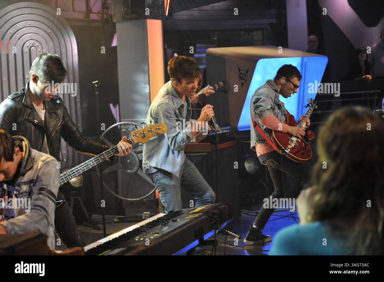 24. April 2012: Toronto, Ontario, Kanada – New York Indie-Pop-Band Fun. Besuchen Sie das NEW.MUSIC.LIVE. studio in Toronto am 24. April für ihr erstes Live-TV-Interview. Die Band unterhielt sich mit MuchMusic-Moderator Lauren Toyota und sang ihre Single â€œWe are Youngâ€ , die zum ersten Song überhaupt wurde, der sechs Wochen in Folge den Top-Platz in den Billboard Hot 100-Charts hielt. Im Bild: NATE RUESS, ANDREW DOST und JACK ANTONOFF (Bild: © Igor Vidyashev/ZUMAPRESS.com) Stockfoto