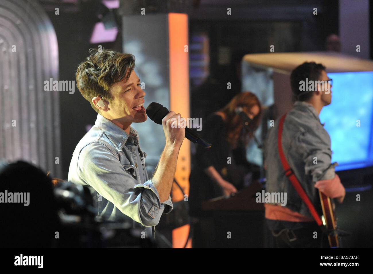 24. April 2012: Toronto, Ontario, Kanada – New York Indie-Pop-Band Fun. Besuchen Sie das NEW.MUSIC.LIVE. studio in Toronto am 24. April für ihr erstes Live-TV-Interview. Die Band unterhielt sich mit MuchMusic-Moderator Lauren Toyota und sang ihre Single â€œWe are Youngâ€ , die zum ersten Song überhaupt wurde, der sechs Wochen in Folge den Top-Platz in den Billboard Hot 100-Charts hielt. Im Bild - NATE RUESS und JACK ANTONOFF (Foto: © Igor Vidyashev/ZUMAPRESS.com) Stockfoto