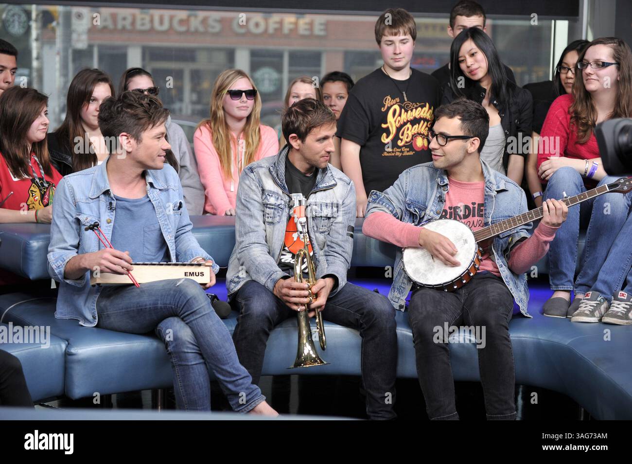 24. April 2012: Toronto, Ontario, Kanada – New York Indie-Pop-Band Fun. Besuchen Sie das NEW.MUSIC.LIVE. studio in Toronto am 24. April für ihr erstes Live-TV-Interview. Die Band unterhielt sich mit MuchMusic-Moderator Lauren Toyota und sang ihre Single â€œWe are Youngâ€ , die zum ersten Song überhaupt wurde, der sechs Wochen in Folge den Top-Platz in den Billboard Hot 100-Charts hielt. Im Bild: NATE RUESS, ANDREW DOST und JACK ANTONOFF (Bild: © Igor Vidyashev/ZUMAPRESS.com) Stockfoto