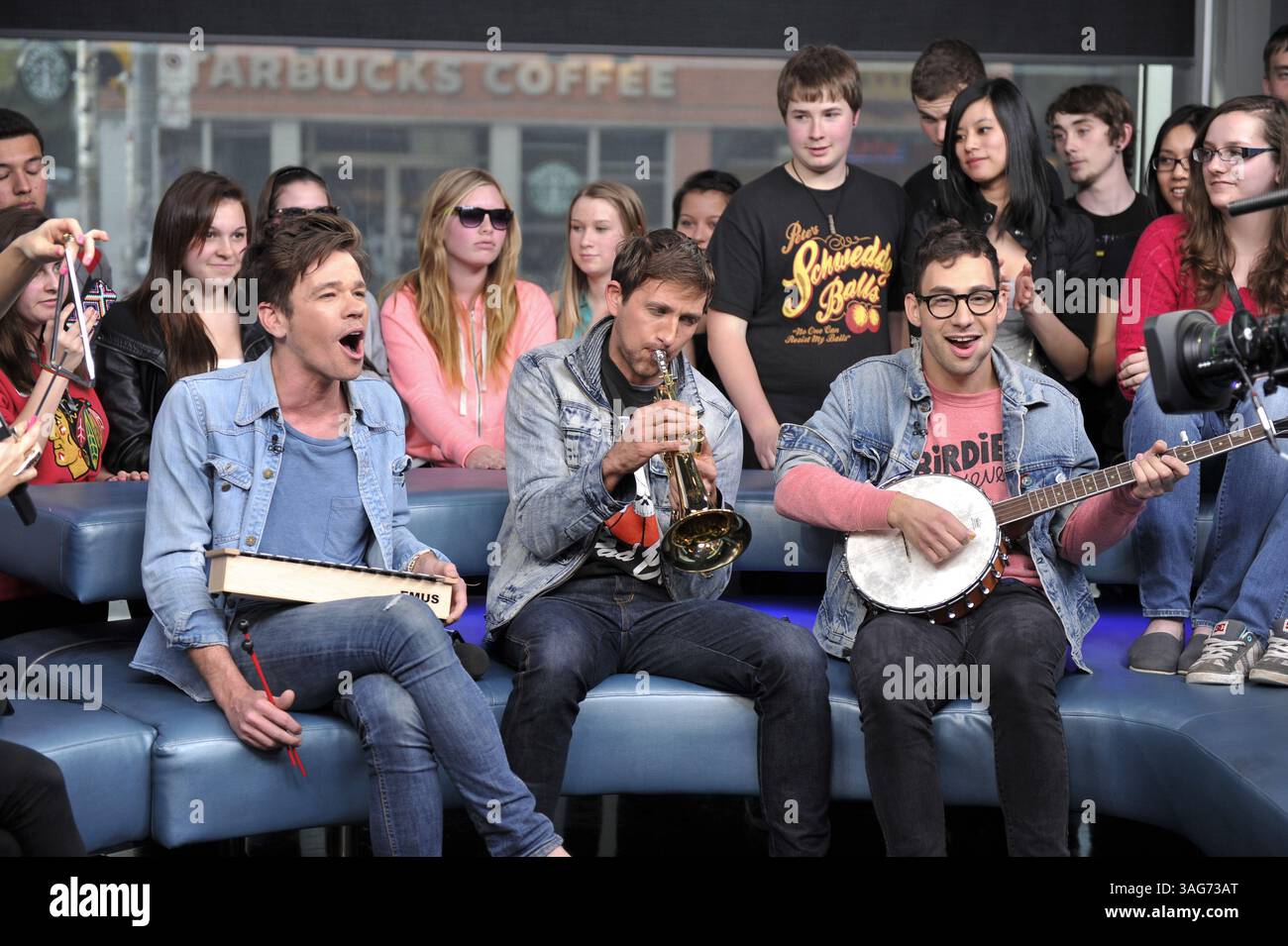 24. April 2012: Toronto, Ontario, Kanada – New York Indie-Pop-Band Fun. Besuchen Sie das NEW.MUSIC.LIVE. studio in Toronto am 24. April für ihr erstes Live-TV-Interview. Die Band unterhielt sich mit MuchMusic-Moderator Lauren Toyota und sang ihre Single â€œWe are Youngâ€ , die zum ersten Song überhaupt wurde, der sechs Wochen in Folge den Top-Platz in den Billboard Hot 100-Charts hielt. Im Bild: NATE RUESS, ANDREW DOST und JACK ANTONOFF (Bild: © Igor Vidyashev/ZUMAPRESS.com) Stockfoto