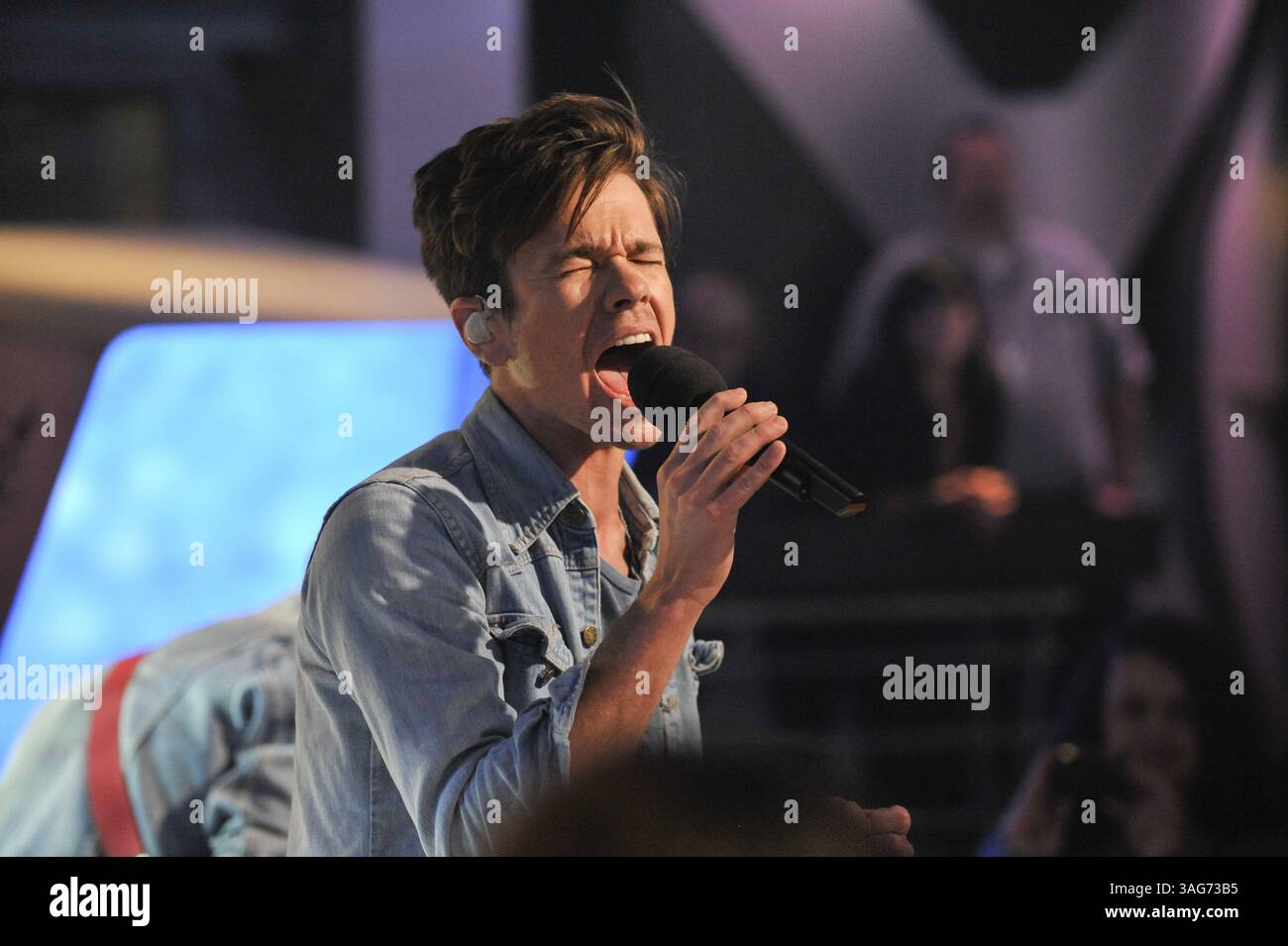 24. April 2012: Toronto, Ontario, Kanada – New York Indie-Pop-Band Fun. Besuchen Sie das NEW.MUSIC.LIVE. studio in Toronto am 24. April für ihr erstes Live-TV-Interview. Die Band unterhielt sich mit MuchMusic-Moderator Lauren Toyota und sang ihre Single â€œWe are Youngâ€ , die zum ersten Song überhaupt wurde, der sechs Wochen in Folge den Top-Platz in den Billboard Hot 100-Charts hielt. Im Bild - NATE RUESS (Foto: © Igor Vidyashev/ZUMAPRESS.com) Stockfoto