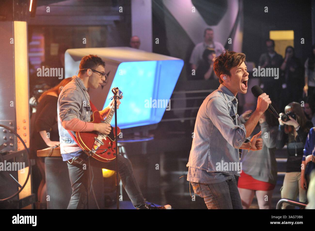 24. April 2012: Toronto, Ontario, Kanada – New York Indie-Pop-Band Fun. Besuchen Sie das NEW.MUSIC.LIVE. studio in Toronto am 24. April für ihr erstes Live-TV-Interview. Die Band unterhielt sich mit MuchMusic-Moderator Lauren Toyota und sang ihre Single â€œWe are Youngâ€ , die zum ersten Song überhaupt wurde, der sechs Wochen in Folge den Top-Platz in den Billboard Hot 100-Charts hielt. Im Bild - NATE RUESS und JACK ANTONOFF (Foto: © Igor Vidyashev/ZUMAPRESS.com) Stockfoto