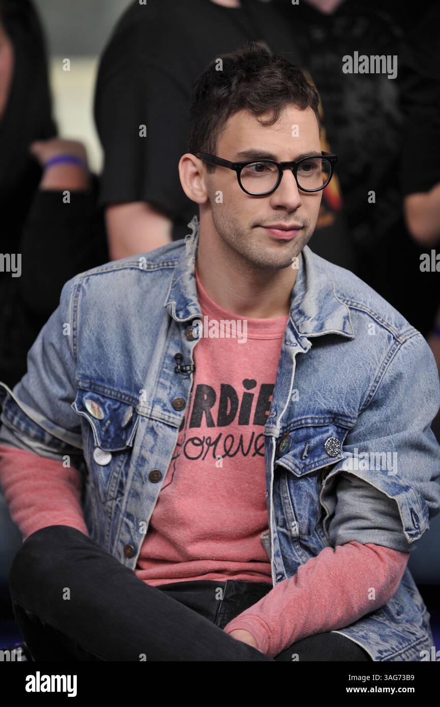 24. April 2012: Toronto, Ontario, Kanada – New York Indie-Pop-Band Fun. Besuchen Sie das NEW.MUSIC.LIVE. studio in Toronto am 24. April für ihr erstes Live-TV-Interview. Die Band unterhielt sich mit MuchMusic-Moderator Lauren Toyota und sang ihre Single â€œWe are Youngâ€ , die zum ersten Song überhaupt wurde, der sechs Wochen in Folge den Top-Platz in den Billboard Hot 100-Charts hielt. Im Bild - JACK ANTONOFF (Bild: © Igor Vidyashev/ZUMAPRESS.com) Stockfoto