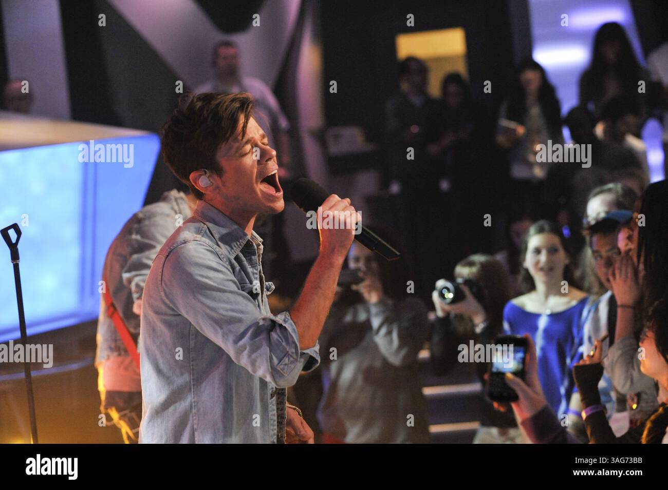 24. April 2012: Toronto, Ontario, Kanada – New York Indie-Pop-Band Fun. Besuchen Sie das NEW.MUSIC.LIVE. studio in Toronto am 24. April für ihr erstes Live-TV-Interview. Die Band unterhielt sich mit MuchMusic-Moderator Lauren Toyota und sang ihre Single â€œWe are Youngâ€ , die zum ersten Song überhaupt wurde, der sechs Wochen in Folge den Top-Platz in den Billboard Hot 100-Charts hielt. Im Bild - NATE RUESS (Foto: © Igor Vidyashev/ZUMAPRESS.com) Stockfoto