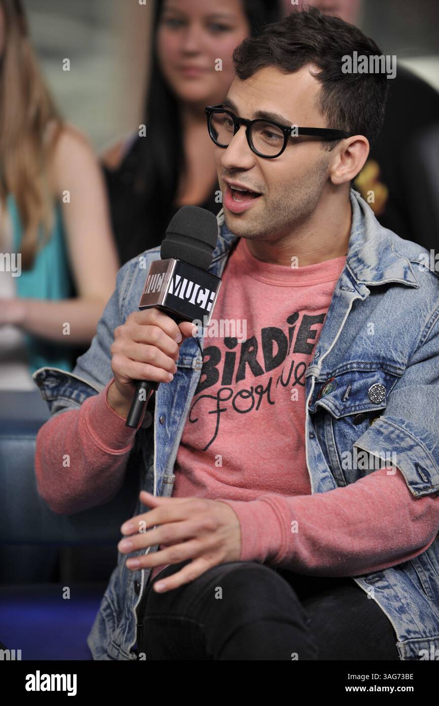 24. April 2012: Toronto, Ontario, Kanada – New York Indie-Pop-Band Fun. Besuchen Sie das NEW.MUSIC.LIVE. studio in Toronto am 24. April für ihr erstes Live-TV-Interview. Die Band unterhielt sich mit MuchMusic-Moderator Lauren Toyota und sang ihre Single â€œWe are Youngâ€ , die zum ersten Song überhaupt wurde, der sechs Wochen in Folge den Top-Platz in den Billboard Hot 100-Charts hielt. Im Bild - JACK ANTONOFF (Bild: © Igor Vidyashev/ZUMAPRESS.com) Stockfoto