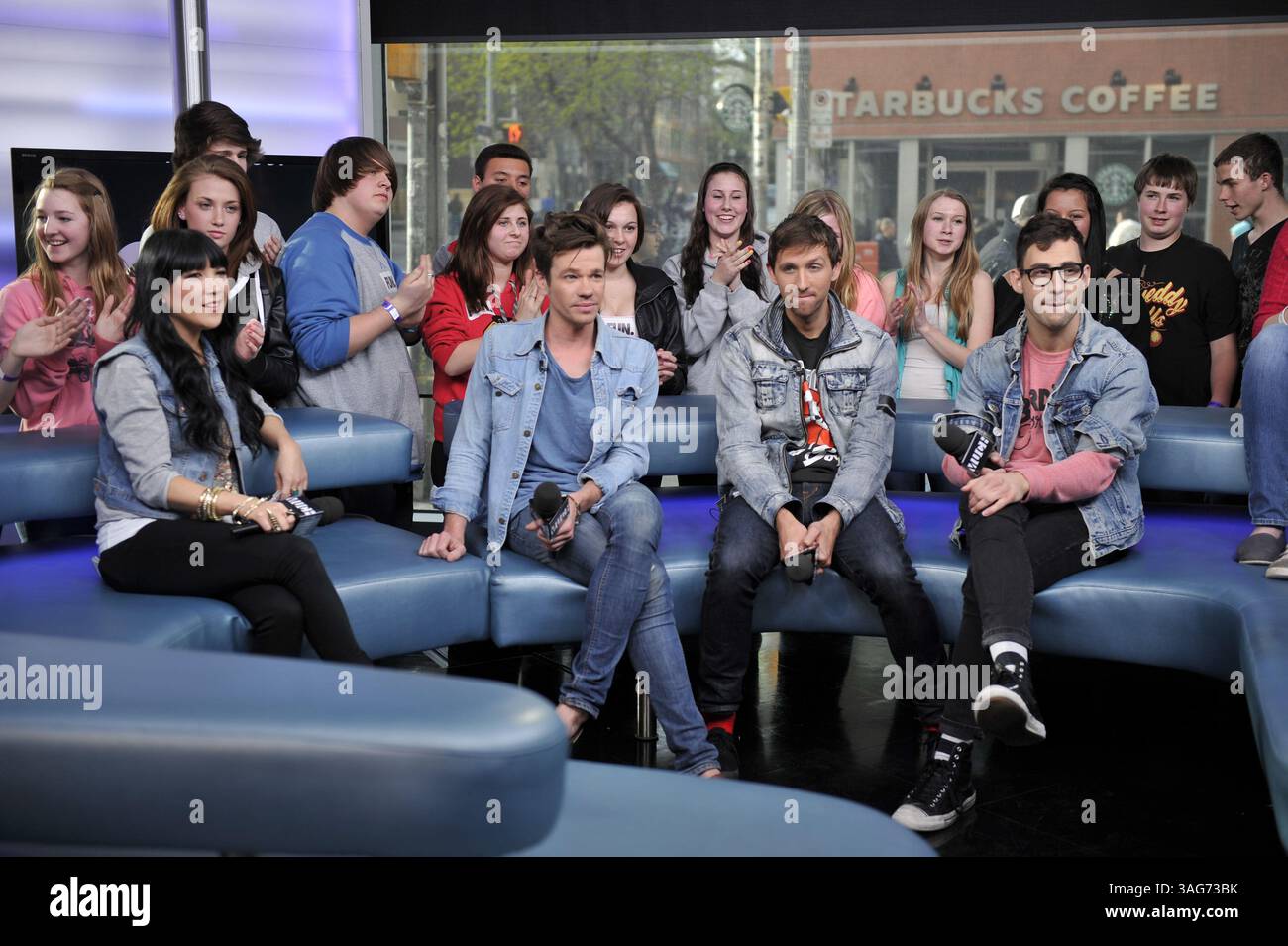 24. April 2012: Toronto, Ontario, Kanada – New York Indie-Pop-Band Fun. Besuchen Sie das NEW.MUSIC.LIVE. studio in Toronto am 24. April für ihr erstes Live-TV-Interview. Die Band unterhielt sich mit MuchMusic-Moderator Lauren Toyota und sang ihre Single â€œWe are Youngâ€ , die zum ersten Song überhaupt wurde, der sechs Wochen in Folge den Top-Platz in den Billboard Hot 100-Charts hielt. Im Bild: Gastgeber LAUREN TOYOTA, NATE RUESS, ANDREW DOST und JACK ANTONOFF (Foto: © Igor Vidyashev/ZUMAPRESS.com) Stockfoto