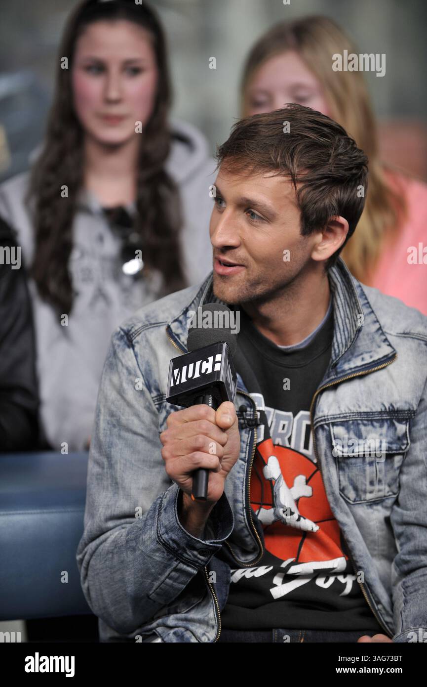 24. April 2012: Toronto, Ontario, Kanada – New York Indie-Pop-Band Fun. Besuchen Sie das NEW.MUSIC.LIVE. studio in Toronto am 24. April für ihr erstes Live-TV-Interview. Die Band unterhielt sich mit MuchMusic-Moderator Lauren Toyota und sang ihre Single â€œWe are Youngâ€ , die zum ersten Song überhaupt wurde, der sechs Wochen in Folge den Top-Platz in den Billboard Hot 100-Charts hielt. Im Bild - ANDREW DOST (Bild: © Igor Vidyashev/ZUMAPRESS.com) Stockfoto