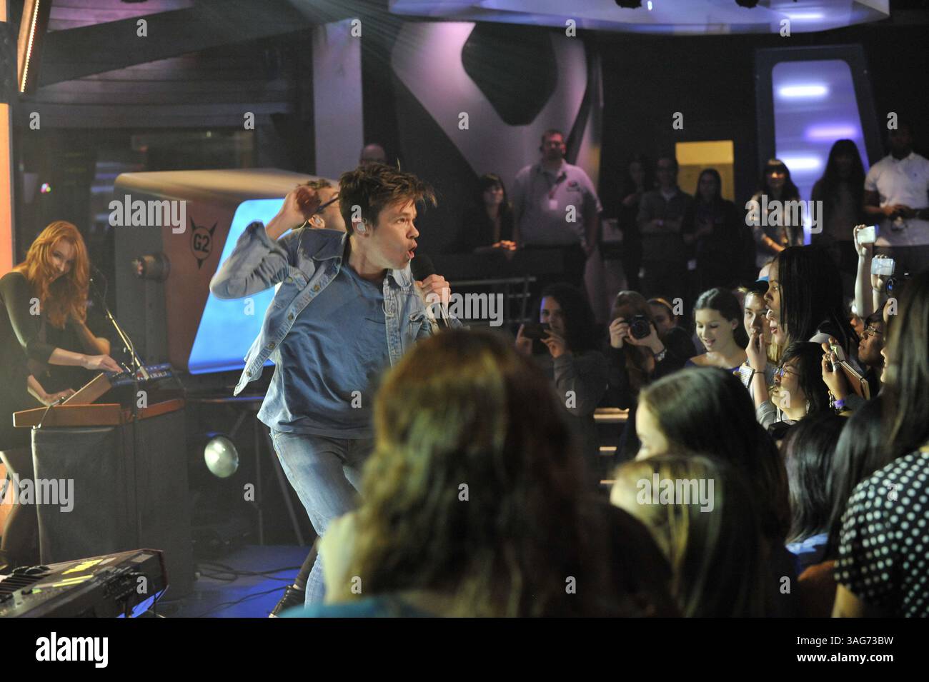 24. April 2012: Toronto, Ontario, Kanada – New York Indie-Pop-Band Fun. Besuchen Sie das NEW.MUSIC.LIVE. studio in Toronto am 24. April für ihr erstes Live-TV-Interview. Die Band unterhielt sich mit MuchMusic-Moderator Lauren Toyota und sang ihre Single â€œWe are Youngâ€ , die zum ersten Song überhaupt wurde, der sechs Wochen in Folge den Top-Platz in den Billboard Hot 100-Charts hielt. Im Bild - NATE RUESS (Foto: © Igor Vidyashev/ZUMAPRESS.com) Stockfoto