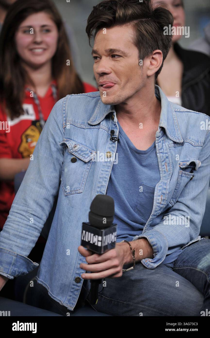 24. April 2012: Toronto, Ontario, Kanada – New York Indie-Pop-Band Fun. Besuchen Sie das NEW.MUSIC.LIVE. studio in Toronto am 24. April für ihr erstes Live-TV-Interview. Die Band unterhielt sich mit MuchMusic-Moderator Lauren Toyota und sang ihre Single â€œWe are Youngâ€ , die zum ersten Song überhaupt wurde, der sechs Wochen in Folge den Top-Platz in den Billboard Hot 100-Charts hielt. Im Bild - NATE RUESS (Foto: © Igor Vidyashev/ZUMAPRESS.com) Stockfoto