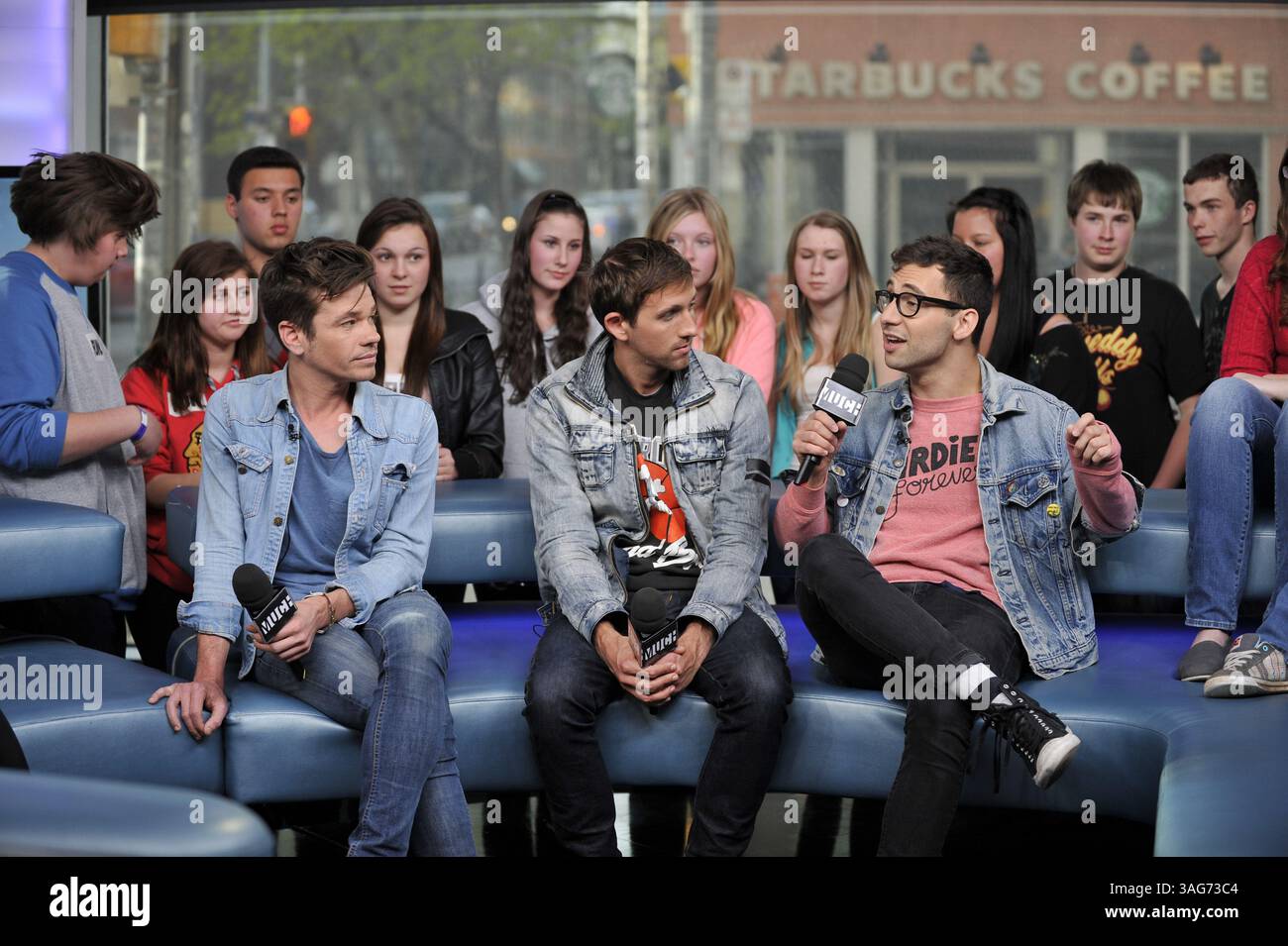 24. April 2012: Toronto, Ontario, Kanada – New York Indie-Pop-Band Fun. Besuchen Sie das NEW.MUSIC.LIVE. studio in Toronto am 24. April für ihr erstes Live-TV-Interview. Die Band unterhielt sich mit MuchMusic-Moderator Lauren Toyota und sang ihre Single â€œWe are Youngâ€ , die zum ersten Song überhaupt wurde, der sechs Wochen in Folge den Top-Platz in den Billboard Hot 100-Charts hielt. Im Bild: NATE RUESS, ANDREW DOST und JACK ANTONOFF (Bild: © Igor Vidyashev/ZUMAPRESS.com) Stockfoto