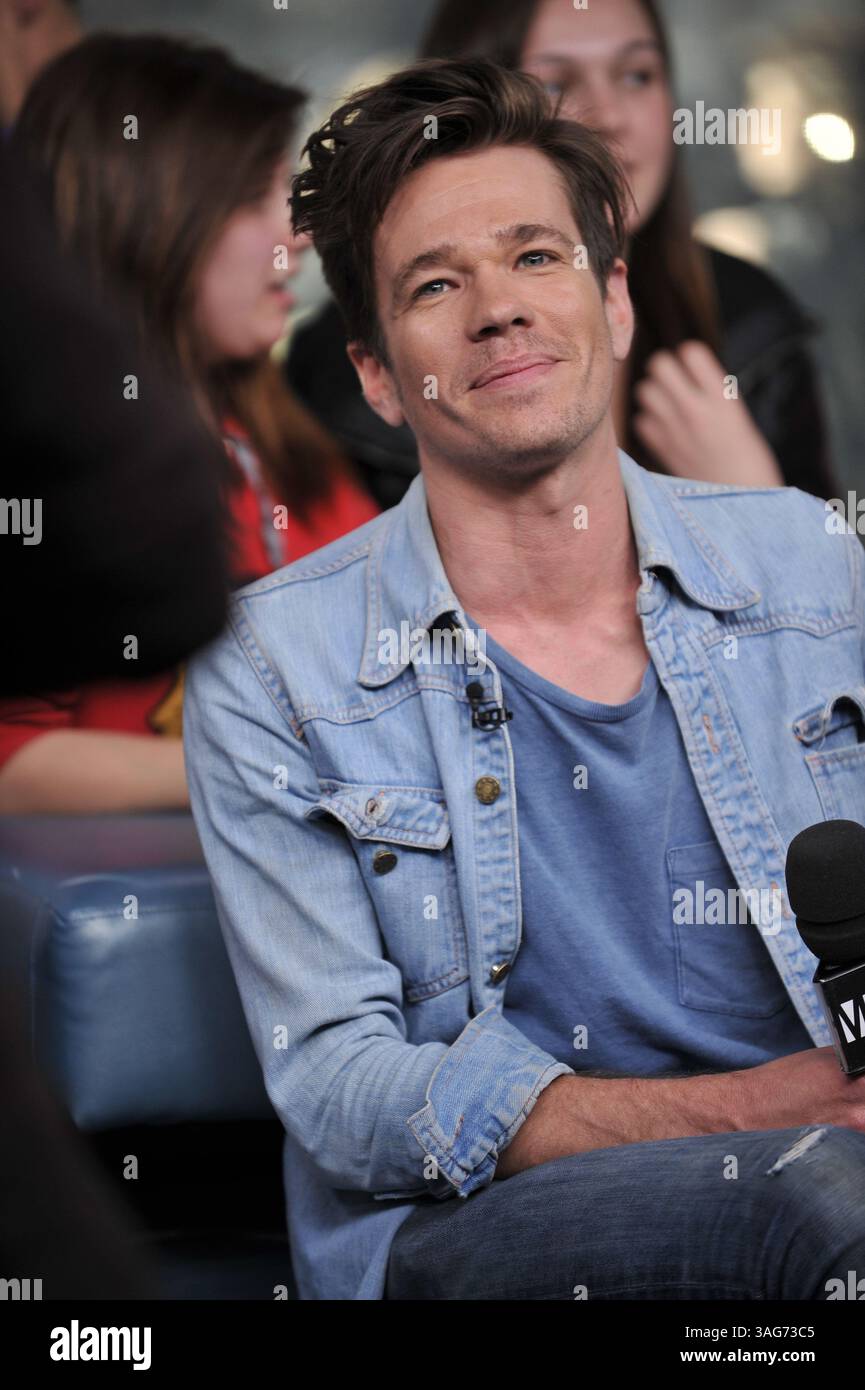 24. April 2012: Toronto, Ontario, Kanada – New York Indie-Pop-Band Fun. Besuchen Sie das NEW.MUSIC.LIVE. studio in Toronto am 24. April für ihr erstes Live-TV-Interview. Die Band unterhielt sich mit MuchMusic-Moderator Lauren Toyota und sang ihre Single â€œWe are Youngâ€ , die zum ersten Song überhaupt wurde, der sechs Wochen in Folge den Top-Platz in den Billboard Hot 100-Charts hielt. Im Bild - NATE RUESS (Foto: © Igor Vidyashev/ZUMAPRESS.com) Stockfoto