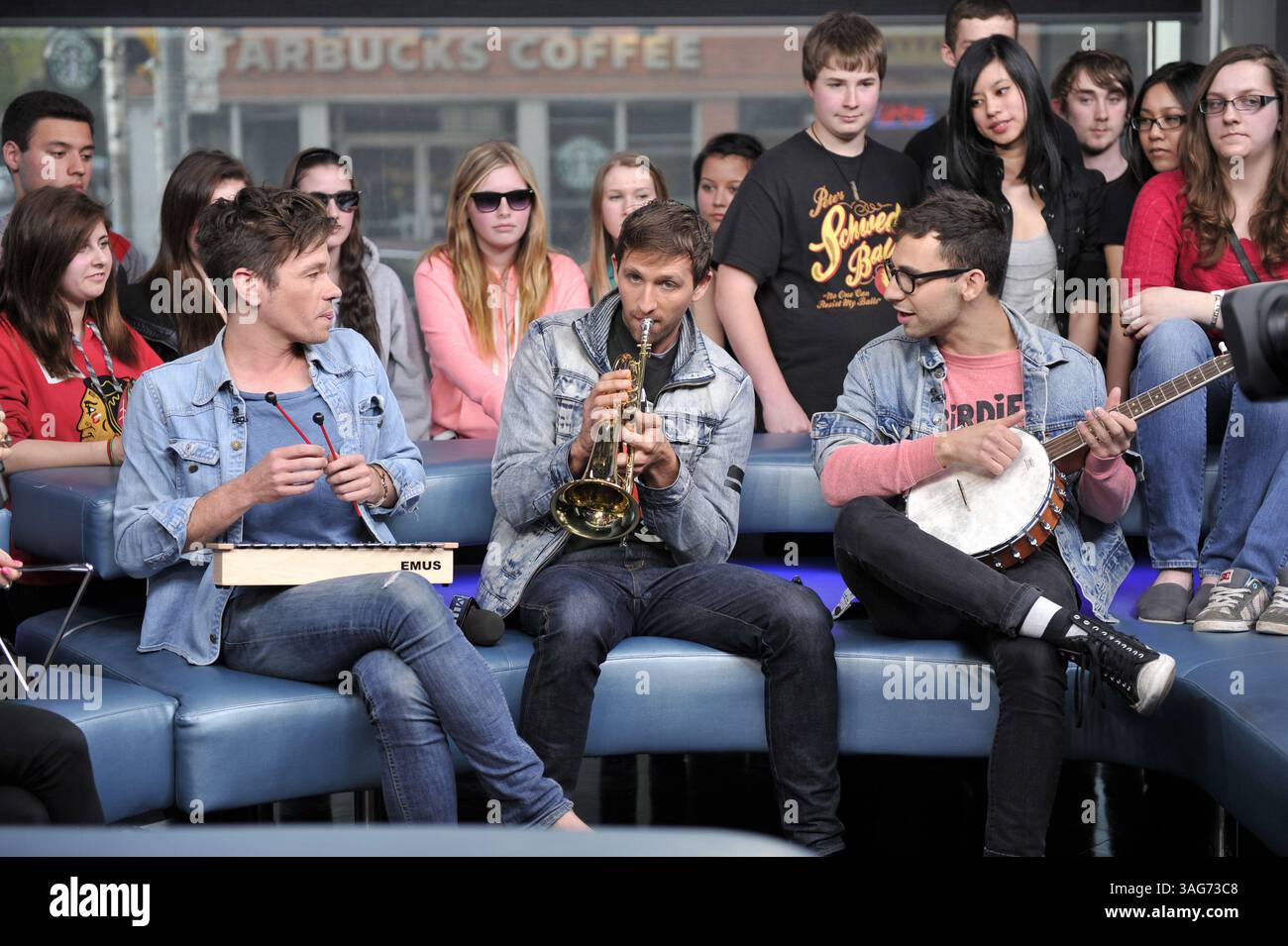 24. April 2012: Toronto, Ontario, Kanada – New York Indie-Pop-Band Fun. Besuchen Sie das NEW.MUSIC.LIVE. studio in Toronto am 24. April für ihr erstes Live-TV-Interview. Die Band unterhielt sich mit MuchMusic-Moderator Lauren Toyota und sang ihre Single â€œWe are Youngâ€ , die zum ersten Song überhaupt wurde, der sechs Wochen in Folge den Top-Platz in den Billboard Hot 100-Charts hielt. Im Bild: NATE RUESS, ANDREW DOST und JACK ANTONOFF (Bild: © Igor Vidyashev/ZUMAPRESS.com) Stockfoto