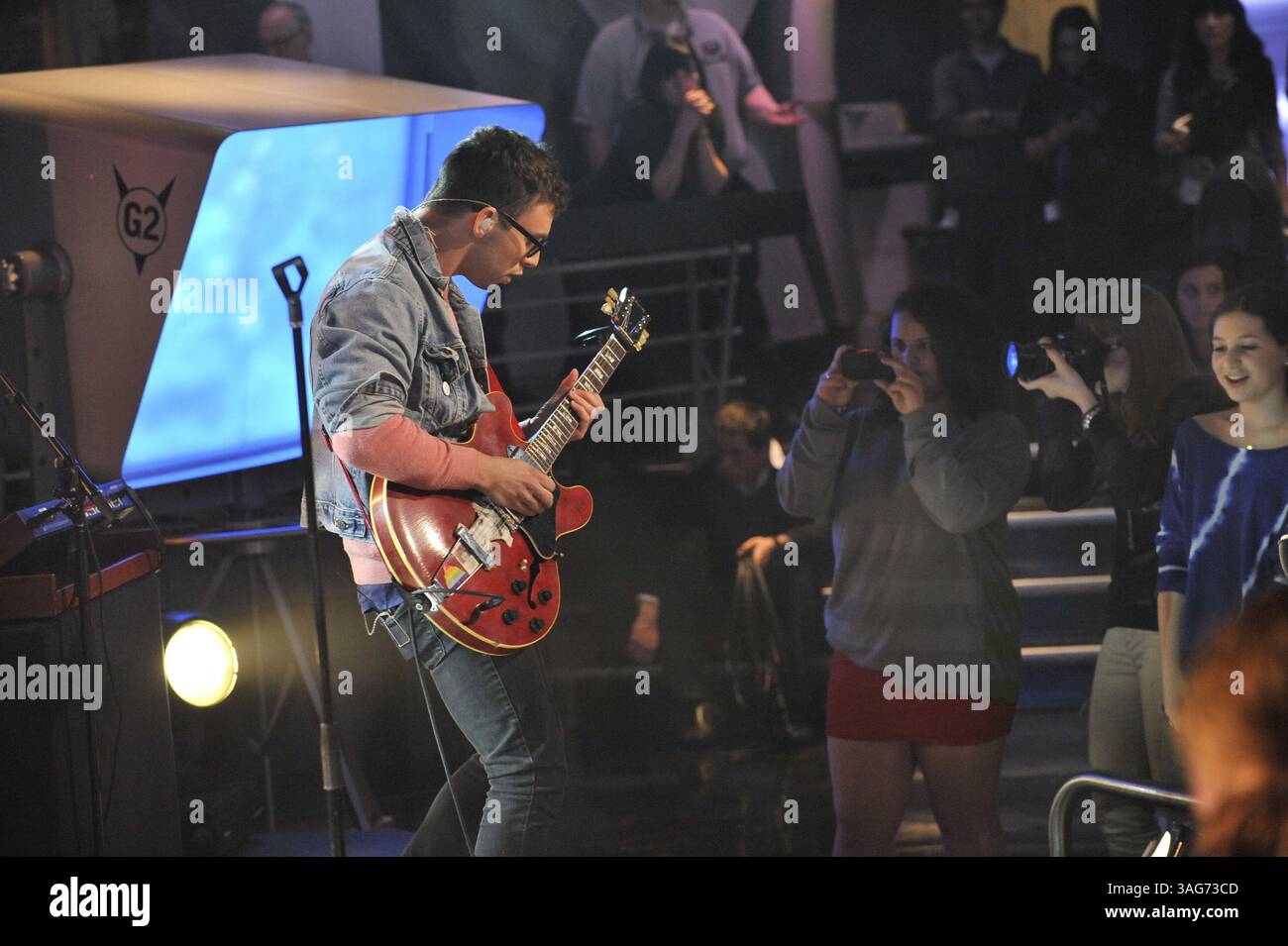 24. April 2012: Toronto, Ontario, Kanada – New York Indie-Pop-Band Fun. Besuchen Sie das NEW.MUSIC.LIVE. studio in Toronto am 24. April für ihr erstes Live-TV-Interview. Die Band unterhielt sich mit MuchMusic-Moderator Lauren Toyota und sang ihre Single â€œWe are Youngâ€ , die zum ersten Song überhaupt wurde, der sechs Wochen in Folge den Top-Platz in den Billboard Hot 100-Charts hielt. Im Bild - JACK ANTONOFF (Bild: © Igor Vidyashev/ZUMAPRESS.com) Stockfoto