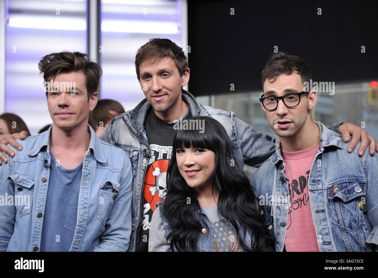 24. April 2012: Toronto, Ontario, Kanada – New York Indie-Pop-Band Fun. Besuchen Sie das NEW.MUSIC.LIVE. studio in Toronto am 24. April für ihr erstes Live-TV-Interview. Die Band unterhielt sich mit MuchMusic-Moderator Lauren Toyota und sang ihre Single â€œWe are Youngâ€ , die zum ersten Song überhaupt wurde, der sechs Wochen in Folge den Top-Platz in den Billboard Hot 100-Charts hielt. Im Bild - NATE RUESS, ANDREW DOST und JACK ANTONOFF mit Gastgeber LAUREN TOYOTA (Foto: © Igor Vidyashev/ZUMAPRESS.com) Stockfoto