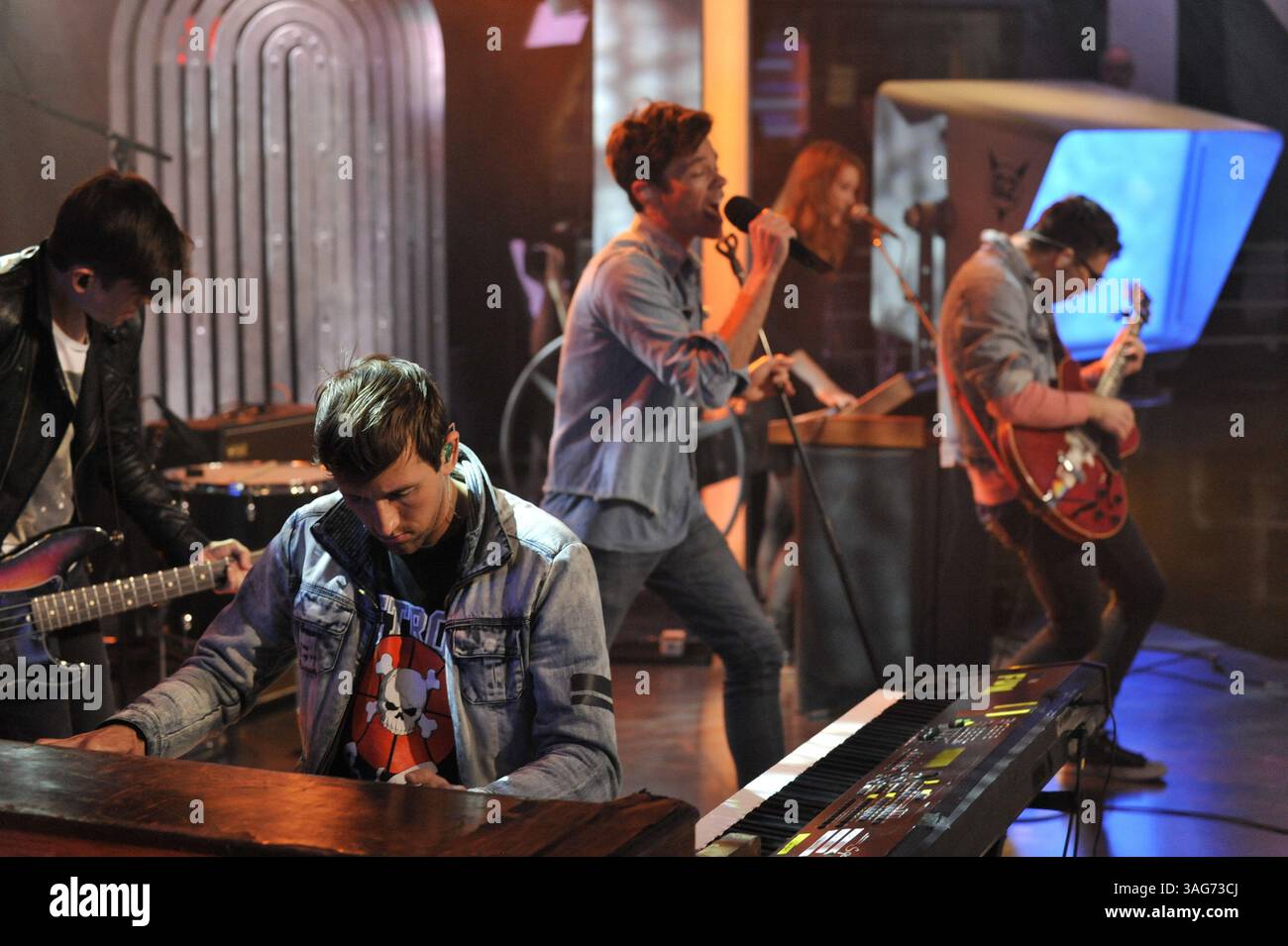 24. April 2012: Toronto, Ontario, Kanada – New York Indie-Pop-Band Fun. Besuchen Sie das NEW.MUSIC.LIVE. studio in Toronto am 24. April für ihr erstes Live-TV-Interview. Die Band unterhielt sich mit MuchMusic-Moderator Lauren Toyota und sang ihre Single â€œWe are Youngâ€ , die zum ersten Song überhaupt wurde, der sechs Wochen in Folge den Top-Platz in den Billboard Hot 100-Charts hielt. Im Bild: NATE RUESS, ANDREW DOST und JACK ANTONOFF (Bild: © Igor Vidyashev/ZUMAPRESS.com) Stockfoto