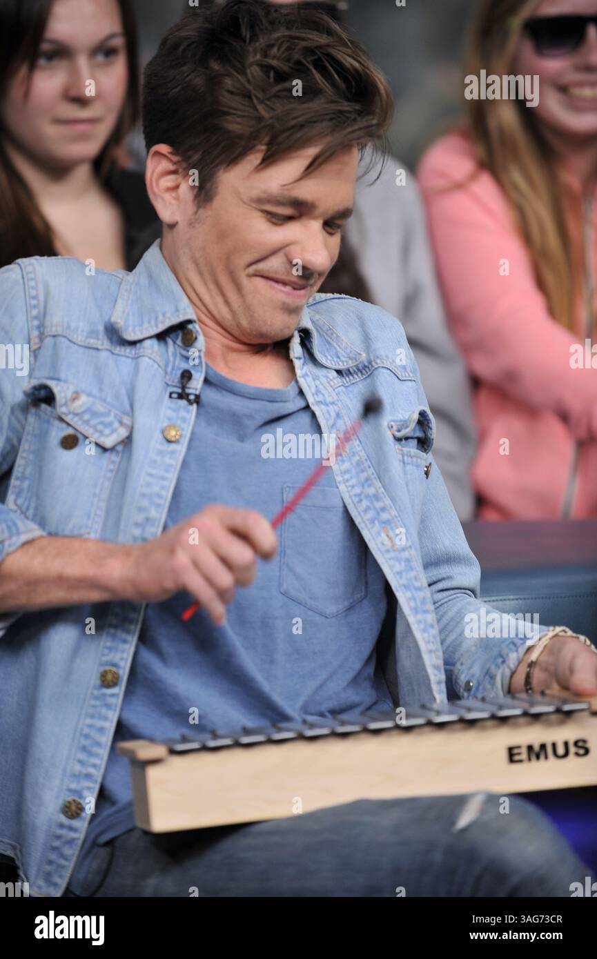 24. April 2012: Toronto, Ontario, Kanada – New York Indie-Pop-Band Fun. Besuchen Sie das NEW.MUSIC.LIVE. studio in Toronto am 24. April für ihr erstes Live-TV-Interview. Die Band unterhielt sich mit MuchMusic-Moderator Lauren Toyota und sang ihre Single â€œWe are Youngâ€ , die zum ersten Song überhaupt wurde, der sechs Wochen in Folge den Top-Platz in den Billboard Hot 100-Charts hielt. Im Bild - NATE RUESS (Foto: © Igor Vidyashev/ZUMAPRESS.com) Stockfoto