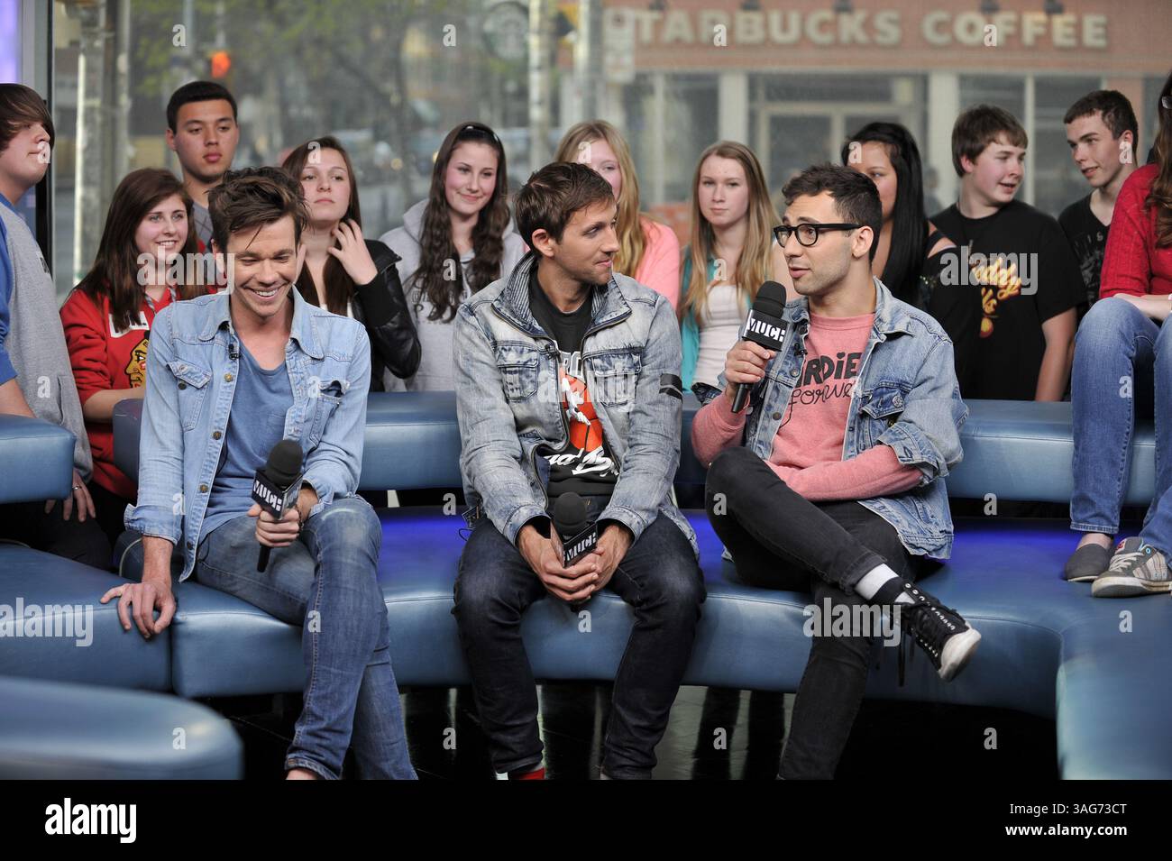 24. April 2012: Toronto, Ontario, Kanada – New York Indie-Pop-Band Fun. Besuchen Sie das NEW.MUSIC.LIVE. studio in Toronto am 24. April für ihr erstes Live-TV-Interview. Die Band unterhielt sich mit MuchMusic-Moderator Lauren Toyota und sang ihre Single â€œWe are Youngâ€ , die zum ersten Song überhaupt wurde, der sechs Wochen in Folge den Top-Platz in den Billboard Hot 100-Charts hielt. Im Bild: NATE RUESS, ANDREW DOST und JACK ANTONOFF (Bild: © Igor Vidyashev/ZUMAPRESS.com) Stockfoto