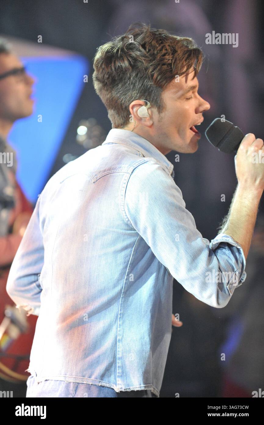 24. April 2012: Toronto, Ontario, Kanada – New York Indie-Pop-Band Fun. Besuchen Sie das NEW.MUSIC.LIVE. studio in Toronto am 24. April für ihr erstes Live-TV-Interview. Die Band unterhielt sich mit MuchMusic-Moderator Lauren Toyota und sang ihre Single â€œWe are Youngâ€ , die zum ersten Song überhaupt wurde, der sechs Wochen in Folge den Top-Platz in den Billboard Hot 100-Charts hielt. Im Bild - NATE RUESS (Foto: © Igor Vidyashev/ZUMAPRESS.com) Stockfoto