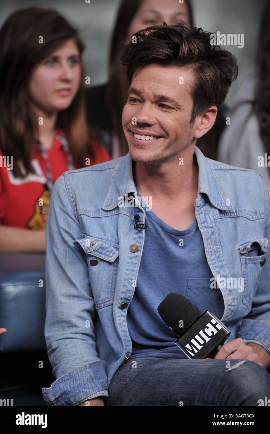 24. April 2012: Toronto, Ontario, Kanada – New York Indie-Pop-Band Fun. Besuchen Sie das NEW.MUSIC.LIVE. studio in Toronto am 24. April für ihr erstes Live-TV-Interview. Die Band unterhielt sich mit MuchMusic-Moderator Lauren Toyota und sang ihre Single â€œWe are Youngâ€ , die zum ersten Song überhaupt wurde, der sechs Wochen in Folge den Top-Platz in den Billboard Hot 100-Charts hielt. Im Bild - NATE RUESS (Foto: © Igor Vidyashev/ZUMAPRESS.com) Stockfoto