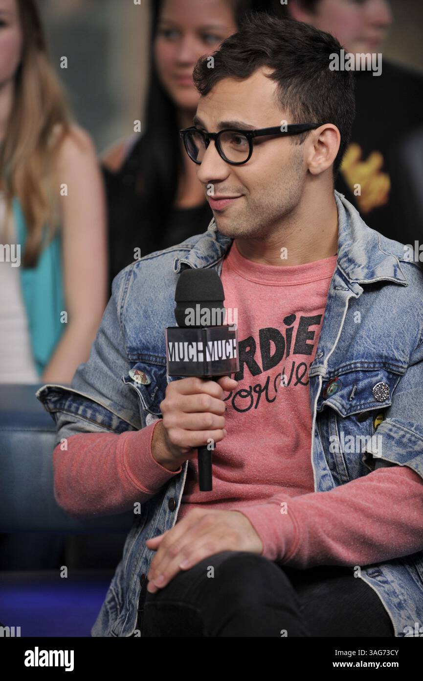 24. April 2012: Toronto, Ontario, Kanada – New York Indie-Pop-Band Fun. Besuchen Sie das NEW.MUSIC.LIVE. studio in Toronto am 24. April für ihr erstes Live-TV-Interview. Die Band unterhielt sich mit MuchMusic-Moderator Lauren Toyota und sang ihre Single â€œWe are Youngâ€ , die zum ersten Song überhaupt wurde, der sechs Wochen in Folge den Top-Platz in den Billboard Hot 100-Charts hielt. Im Bild - JACK ANTONOFF (Bild: © Igor Vidyashev/ZUMAPRESS.com) Stockfoto