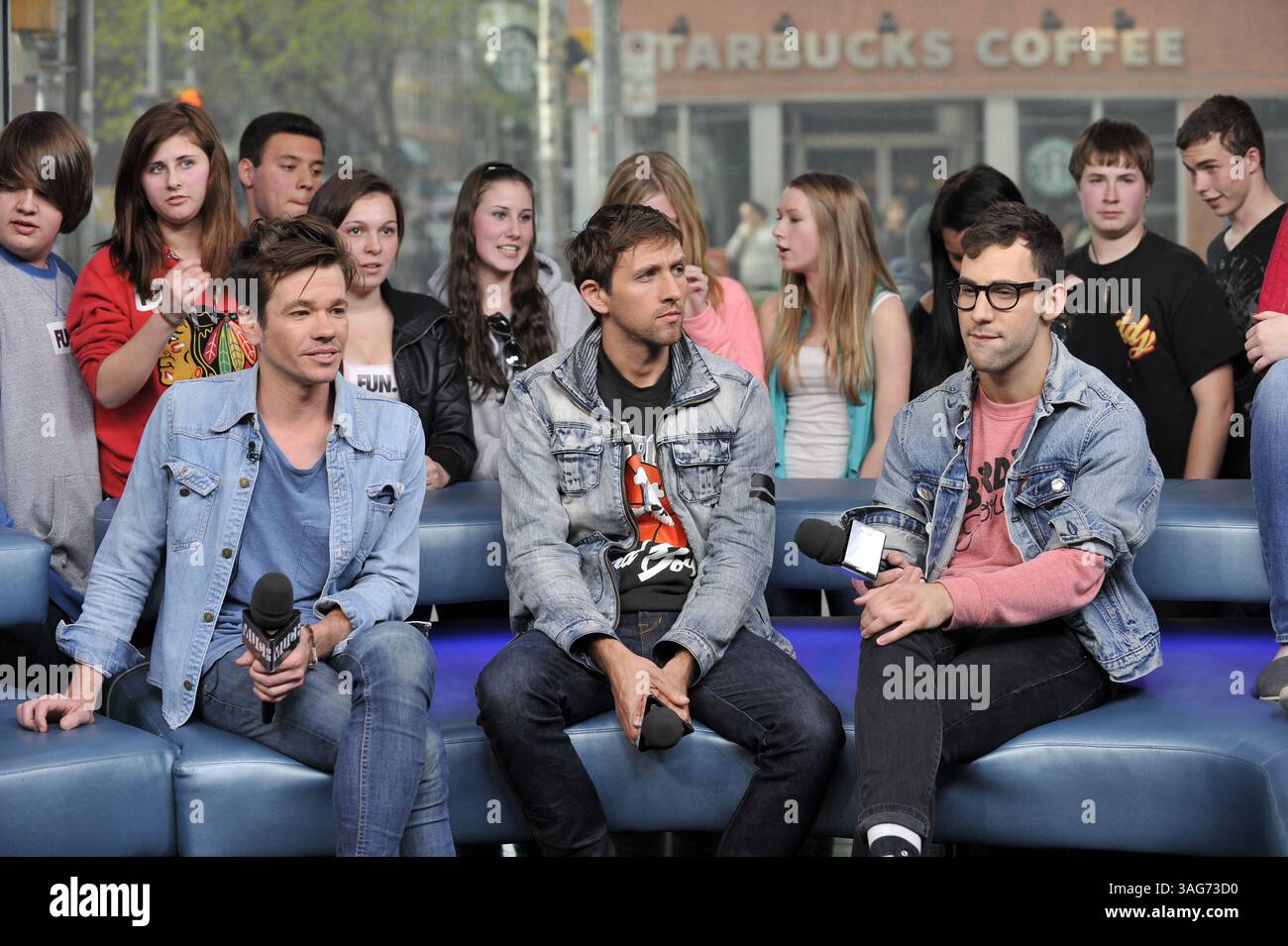 24. April 2012: Toronto, Ontario, Kanada – New York Indie-Pop-Band Fun. Besuchen Sie das NEW.MUSIC.LIVE. studio in Toronto am 24. April für ihr erstes Live-TV-Interview. Die Band unterhielt sich mit MuchMusic-Moderator Lauren Toyota und sang ihre Single â€œWe are Youngâ€ , die zum ersten Song überhaupt wurde, der sechs Wochen in Folge den Top-Platz in den Billboard Hot 100-Charts hielt. Im Bild: NATE RUESS, ANDREW DOST und JACK ANTONOFF (Bild: © Igor Vidyashev/ZUMAPRESS.com) Stockfoto