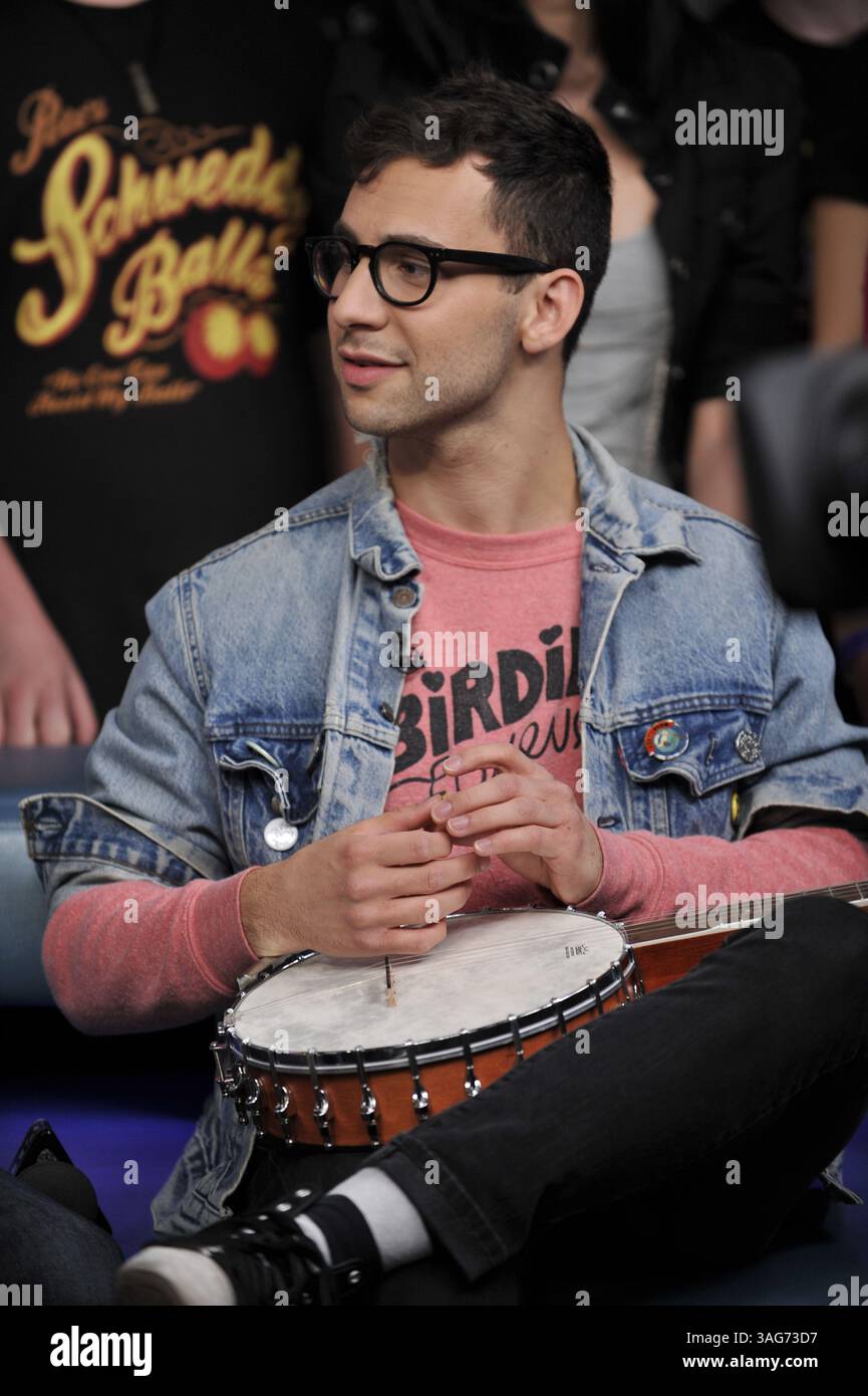 24. April 2012: Toronto, Ontario, Kanada – New York Indie-Pop-Band Fun. Besuchen Sie das NEW.MUSIC.LIVE. studio in Toronto am 24. April für ihr erstes Live-TV-Interview. Die Band unterhielt sich mit MuchMusic-Moderator Lauren Toyota und sang ihre Single â€œWe are Youngâ€ , die zum ersten Song überhaupt wurde, der sechs Wochen in Folge den Top-Platz in den Billboard Hot 100-Charts hielt. Im Bild - JACK ANTONOFF (Bild: © Igor Vidyashev/ZUMAPRESS.com) Stockfoto