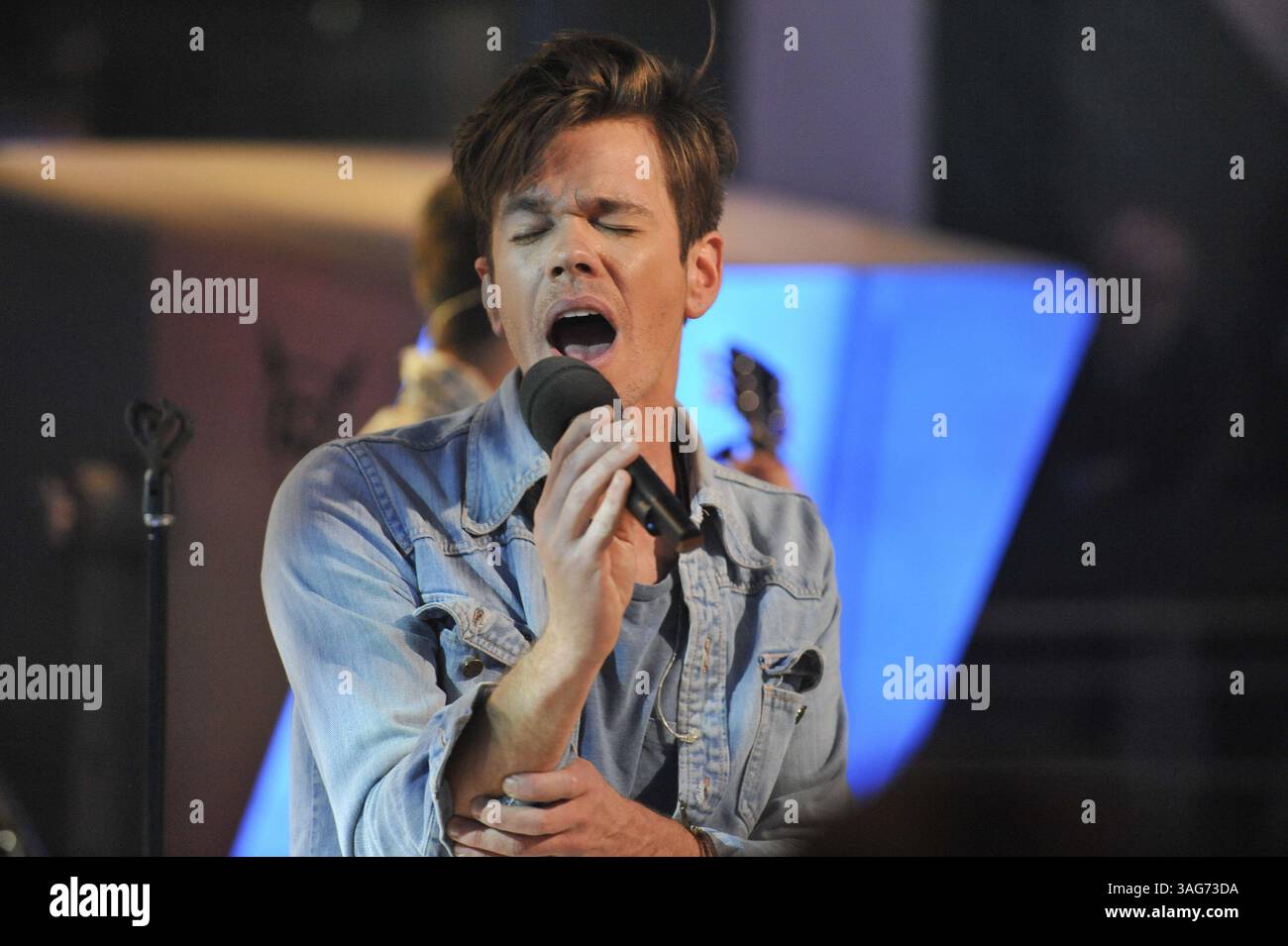 24. April 2012: Toronto, Ontario, Kanada – New York Indie-Pop-Band Fun. Besuchen Sie das NEW.MUSIC.LIVE. studio in Toronto am 24. April für ihr erstes Live-TV-Interview. Die Band unterhielt sich mit MuchMusic-Moderator Lauren Toyota und sang ihre Single â€œWe are Youngâ€ , die zum ersten Song überhaupt wurde, der sechs Wochen in Folge den Top-Platz in den Billboard Hot 100-Charts hielt. Im Bild - NATE RUESS (Foto: © Igor Vidyashev/ZUMAPRESS.com) Stockfoto