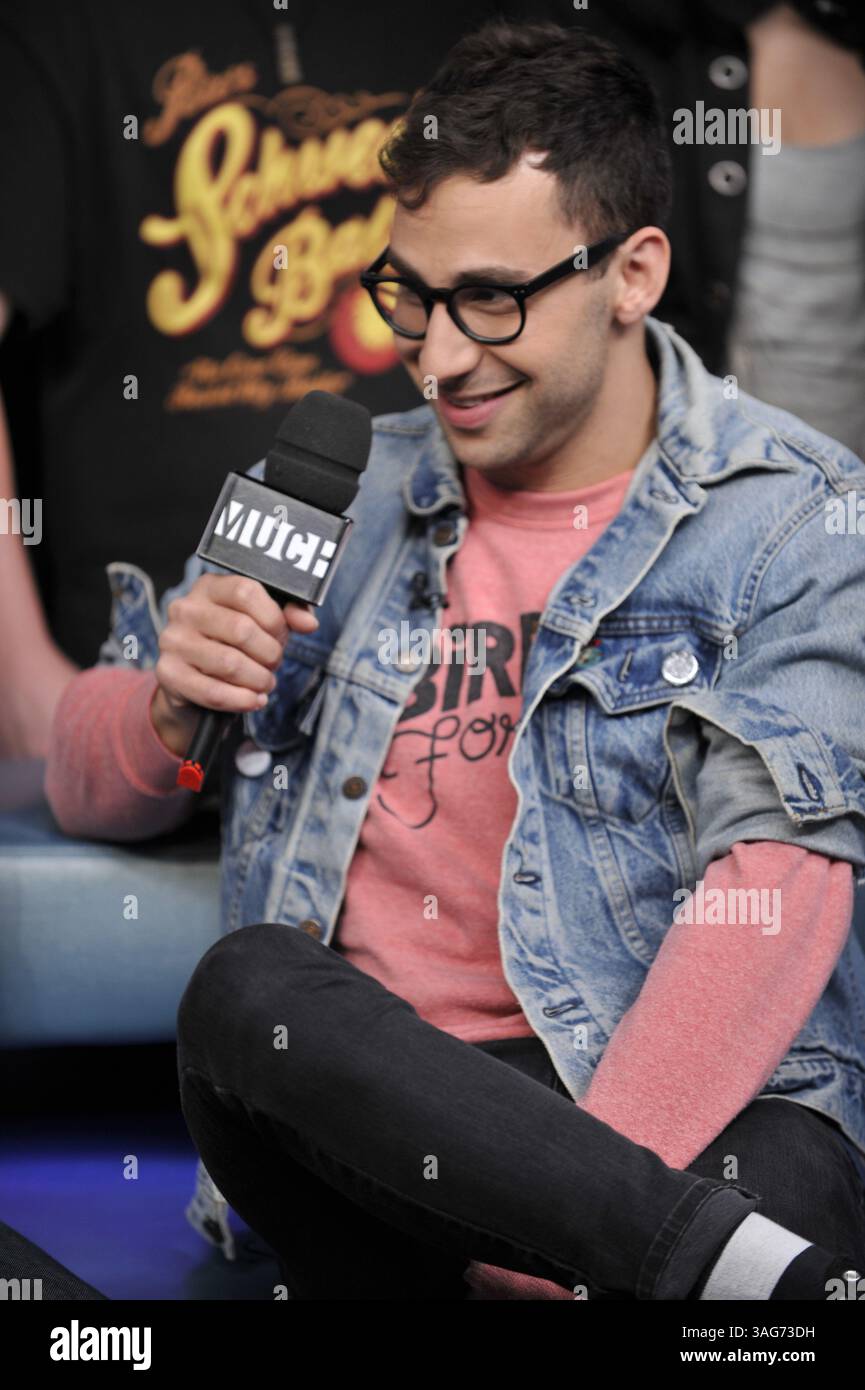 24. April 2012: Toronto, Ontario, Kanada – New York Indie-Pop-Band Fun. Besuchen Sie das NEW.MUSIC.LIVE. studio in Toronto am 24. April für ihr erstes Live-TV-Interview. Die Band unterhielt sich mit MuchMusic-Moderator Lauren Toyota und sang ihre Single â€œWe are Youngâ€ , die zum ersten Song überhaupt wurde, der sechs Wochen in Folge den Top-Platz in den Billboard Hot 100-Charts hielt. Im Bild - JACK ANTONOFF (Bild: © Igor Vidyashev/ZUMAPRESS.com) Stockfoto