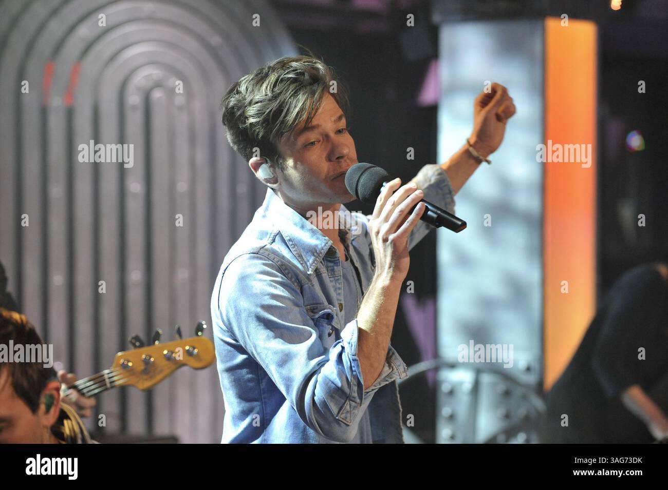 24. April 2012: Toronto, Ontario, Kanada – New York Indie-Pop-Band Fun. Besuchen Sie das NEW.MUSIC.LIVE. studio in Toronto am 24. April für ihr erstes Live-TV-Interview. Die Band unterhielt sich mit MuchMusic-Moderator Lauren Toyota und sang ihre Single â€œWe are Youngâ€ , die zum ersten Song überhaupt wurde, der sechs Wochen in Folge den Top-Platz in den Billboard Hot 100-Charts hielt. Im Bild - NATE RUESS (Foto: © Igor Vidyashev/ZUMAPRESS.com) Stockfoto