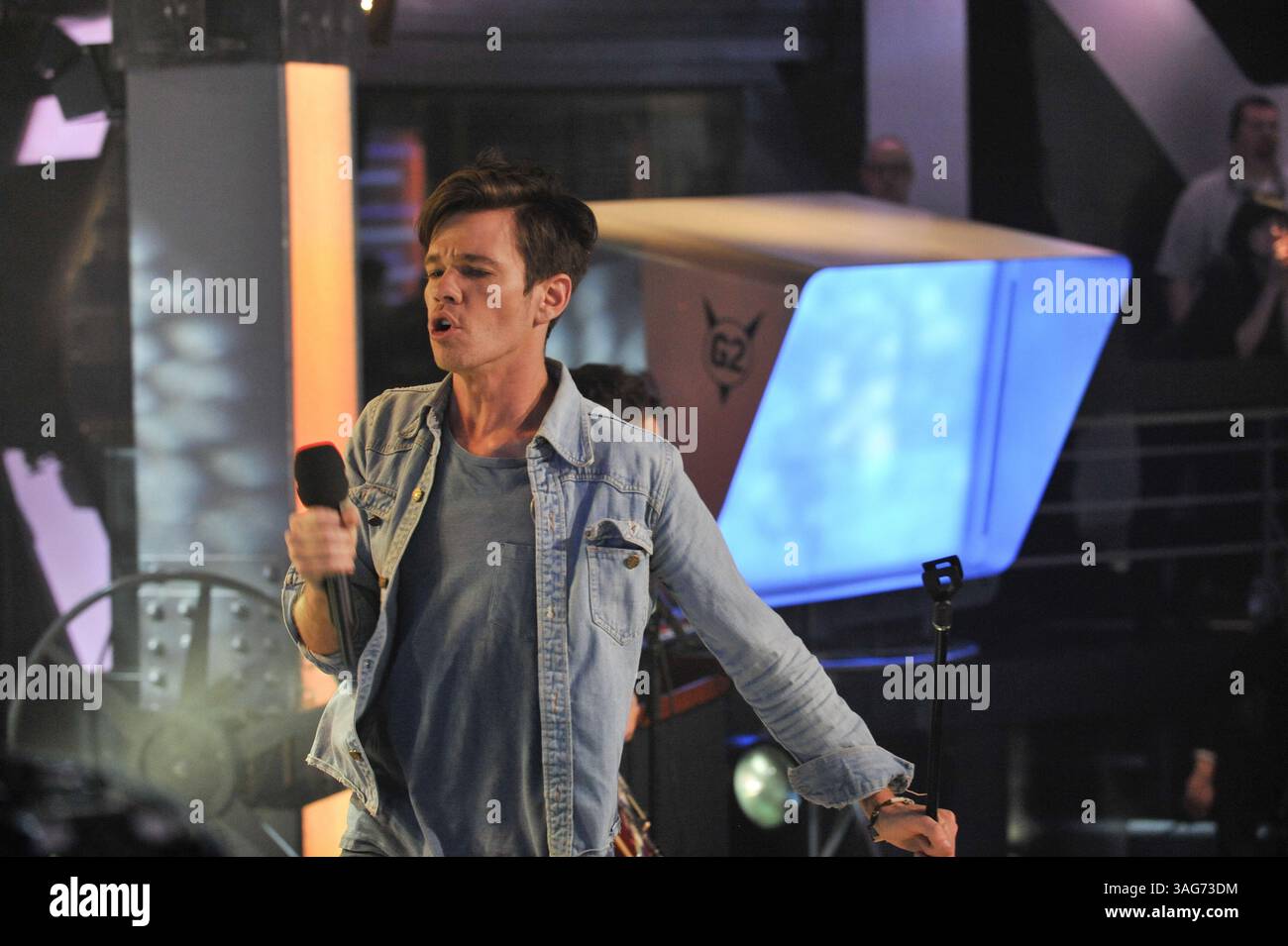 24. April 2012: Toronto, Ontario, Kanada – New York Indie-Pop-Band Fun. Besuchen Sie das NEW.MUSIC.LIVE. studio in Toronto am 24. April für ihr erstes Live-TV-Interview. Die Band unterhielt sich mit MuchMusic-Moderator Lauren Toyota und sang ihre Single â€œWe are Youngâ€ , die zum ersten Song überhaupt wurde, der sechs Wochen in Folge den Top-Platz in den Billboard Hot 100-Charts hielt. Im Bild: NATE RUESS, ANDREW DOST und JACK ANTONOFF (Bild: © Igor Vidyashev/ZUMAPRESS.com) Stockfoto