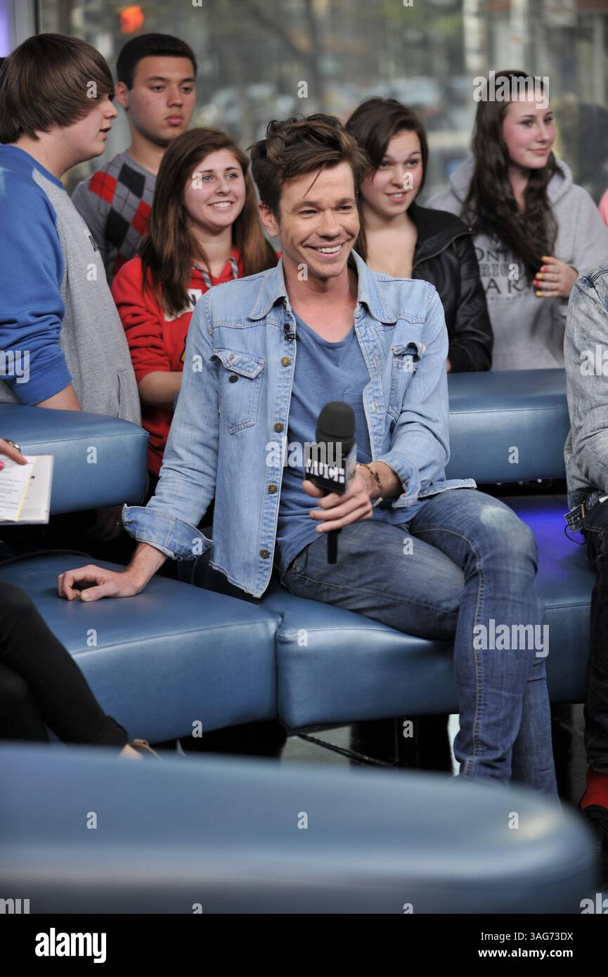 24. April 2012: Toronto, Ontario, Kanada – New York Indie-Pop-Band Fun. Besuchen Sie das NEW.MUSIC.LIVE. studio in Toronto am 24. April für ihr erstes Live-TV-Interview. Die Band unterhielt sich mit MuchMusic-Moderator Lauren Toyota und sang ihre Single â€œWe are Youngâ€ , die zum ersten Song überhaupt wurde, der sechs Wochen in Folge den Top-Platz in den Billboard Hot 100-Charts hielt. Im Bild - NATE RUESS (Foto: © Igor Vidyashev/ZUMAPRESS.com) Stockfoto