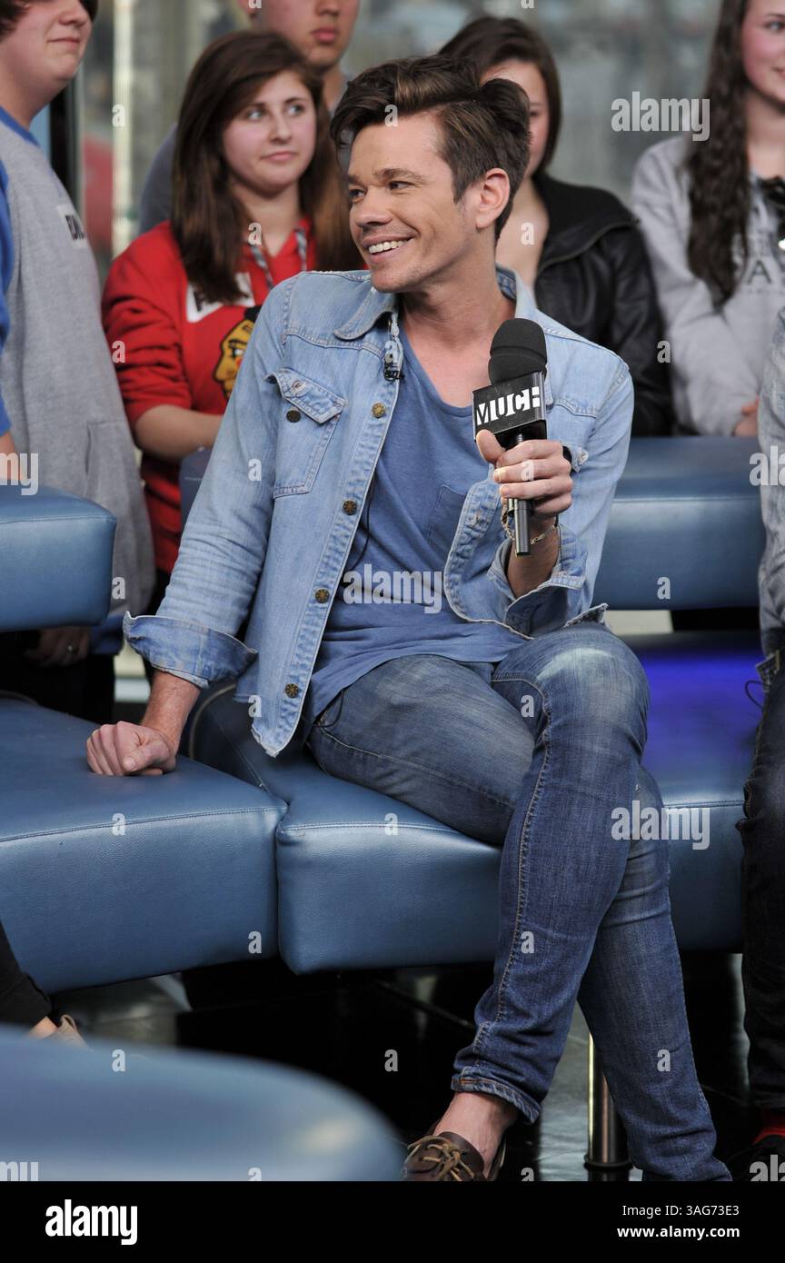 24. April 2012: Toronto, Ontario, Kanada – New York Indie-Pop-Band Fun. Besuchen Sie das NEW.MUSIC.LIVE. studio in Toronto am 24. April für ihr erstes Live-TV-Interview. Die Band unterhielt sich mit MuchMusic-Moderator Lauren Toyota und sang ihre Single â€œWe are Youngâ€ , die zum ersten Song überhaupt wurde, der sechs Wochen in Folge den Top-Platz in den Billboard Hot 100-Charts hielt. Im Bild - NATE RUESS (Foto: © Igor Vidyashev/ZUMAPRESS.com) Stockfoto