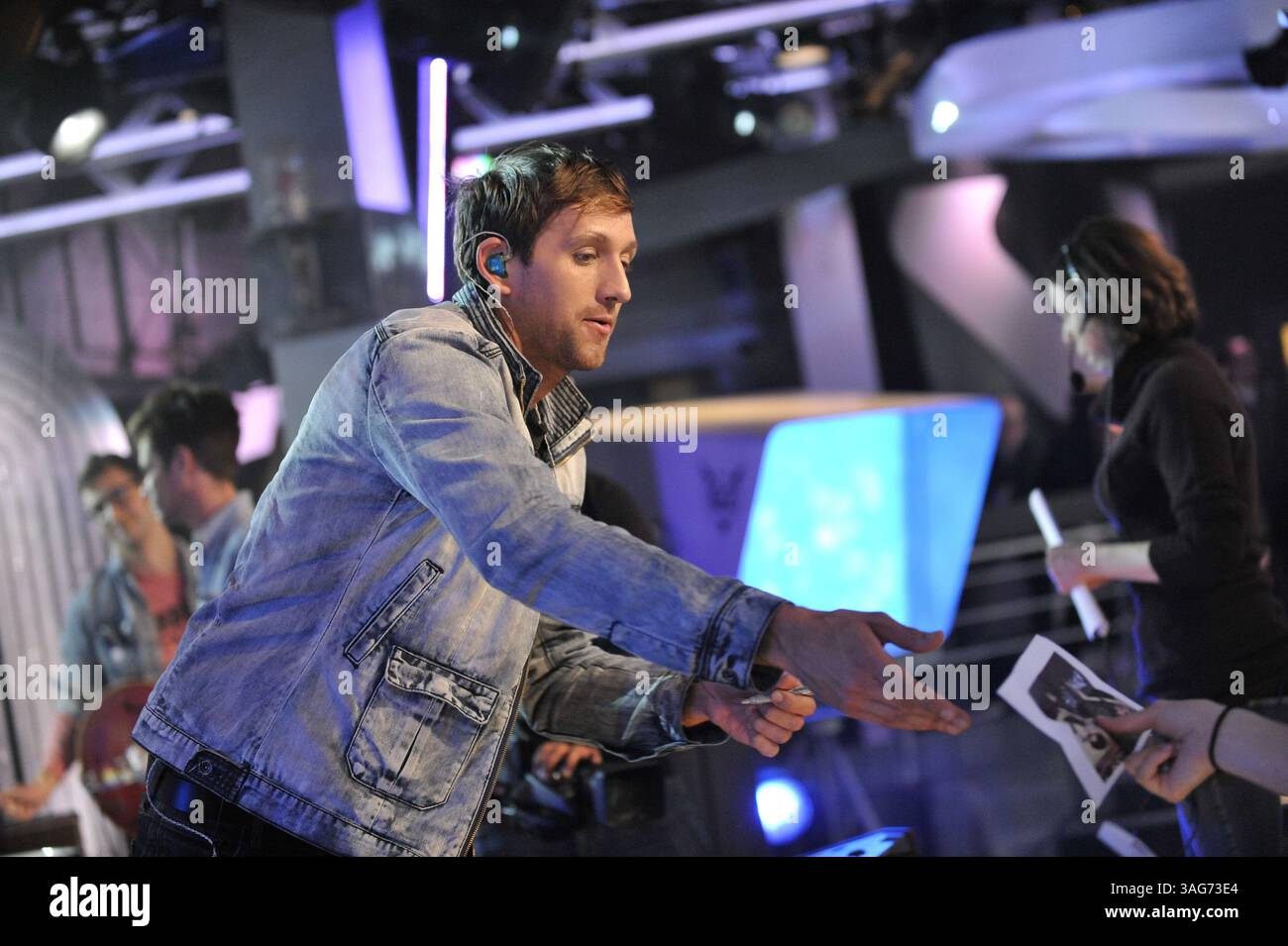 24. April 2012: Toronto, Ontario, Kanada – New York Indie-Pop-Band Fun. Besuchen Sie das NEW.MUSIC.LIVE. studio in Toronto am 24. April für ihr erstes Live-TV-Interview. Die Band unterhielt sich mit MuchMusic-Moderator Lauren Toyota und sang ihre Single â€œWe are Youngâ€ , die zum ersten Song überhaupt wurde, der sechs Wochen in Folge den Top-Platz in den Billboard Hot 100-Charts hielt. Im Bild - ANDREW DOST (Bild: © Igor Vidyashev/ZUMAPRESS.com) Stockfoto