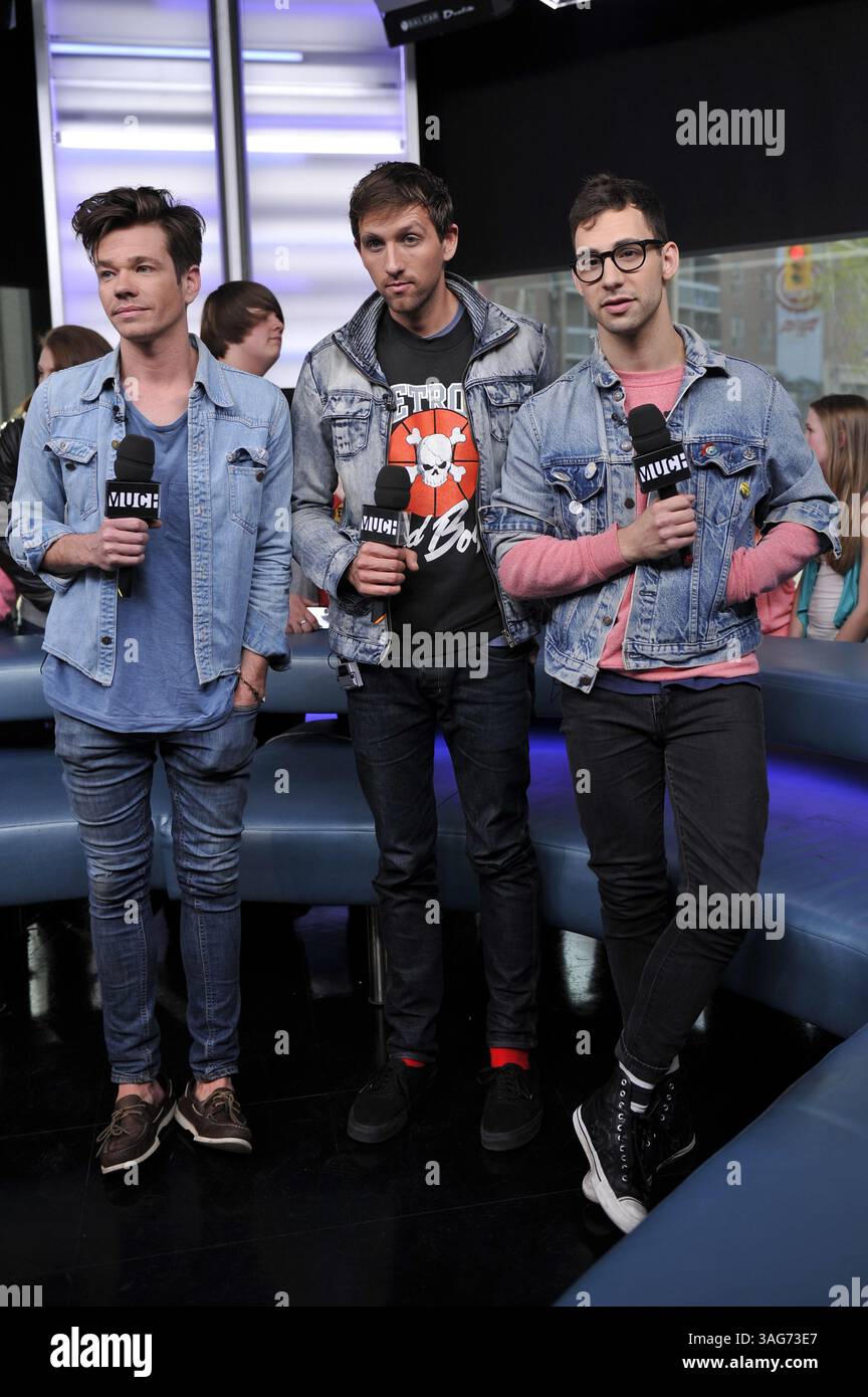 24. April 2012: Toronto, Ontario, Kanada – New York Indie-Pop-Band Fun. Besuchen Sie das NEW.MUSIC.LIVE. studio in Toronto am 24. April für ihr erstes Live-TV-Interview. Die Band unterhielt sich mit MuchMusic-Moderator Lauren Toyota und sang ihre Single â€œWe are Youngâ€ , die zum ersten Song überhaupt wurde, der sechs Wochen in Folge den Top-Platz in den Billboard Hot 100-Charts hielt. Im Bild: NATE RUESS, ANDREW DOST und JACK ANTONOFF (Bild: © Igor Vidyashev/ZUMAPRESS.com) Stockfoto
