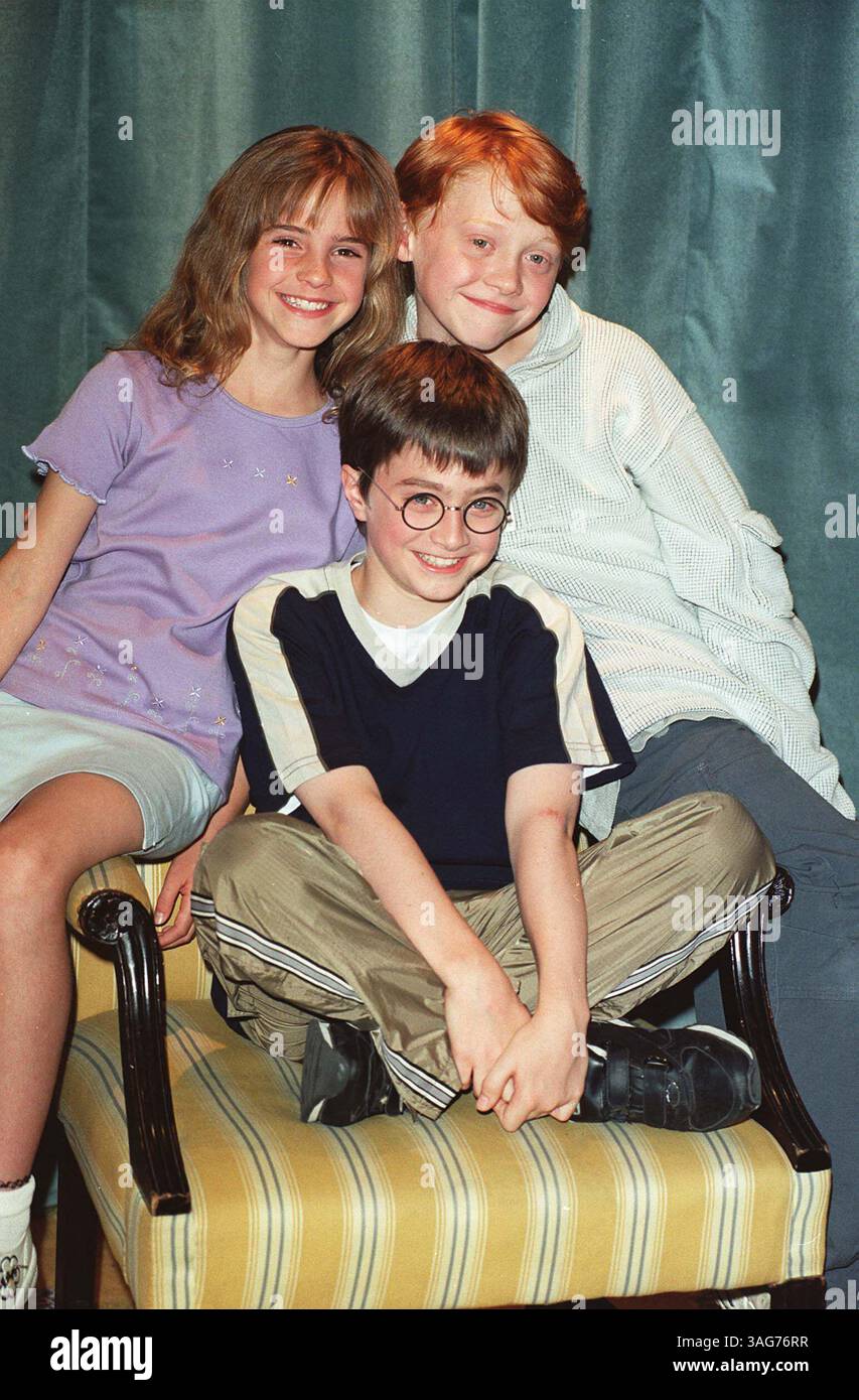 August 2000; London, Großbritannien; KEINE VERKÄUFE IN EUROPA! Die Schauspieler EMMA WATSON (als Hermine Granger), DANIEL RADCLIFFE (als Harry Potter) und RUPERT GRINT (als Ron Weasley), die Stars der kommenden Filmversion von Harry Potter & The Zauberer's Stone, basierend auf der beliebten Buchreihe. (Bild: Rony Zakaria/ZUMAPRESS.com) Stockfoto
