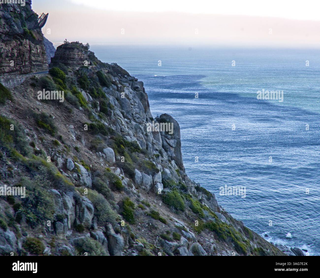 18. März 2011 – Western Cape, Südafrika – Eine spektakuläre Straße, bekannt als Chapman's Peak Drive, umgibt die fast senkrechte Seite des Chapman's Peak an der Hout Bay an der Atlantikküste der südlichen Kap-Halbinsel Africaâ. Die Landschaft der mountainâ ist eine große technische Meisterleistung. Ein Netz zum Schutz vor verblassten Felsen ist oben links zu sehen. (Bild: © Arnold Drapkin/ZUMAPRESS.com) Stockfoto