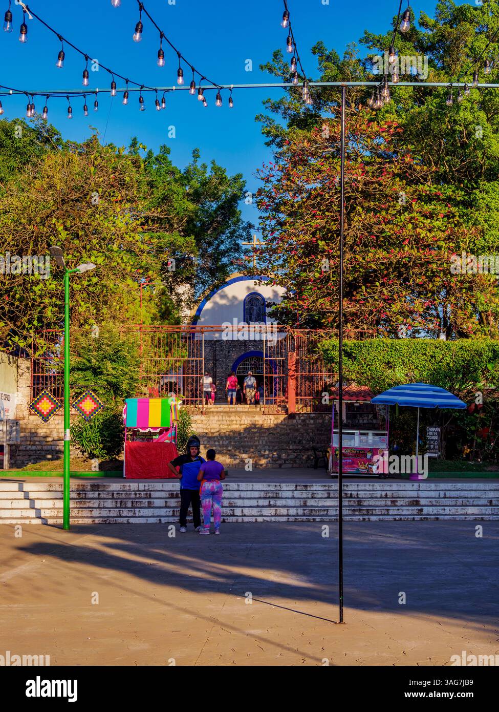 Blick auf die Kirche Santo Domingo de Guzman, Hauptplatz, Palenque, Chiapas State, Mexiko Stockfoto Blick auf die Kirche Santo Domingo de Guzman, Hauptplatz, Palenque, Chiapas State, Mexiko Stockfoto