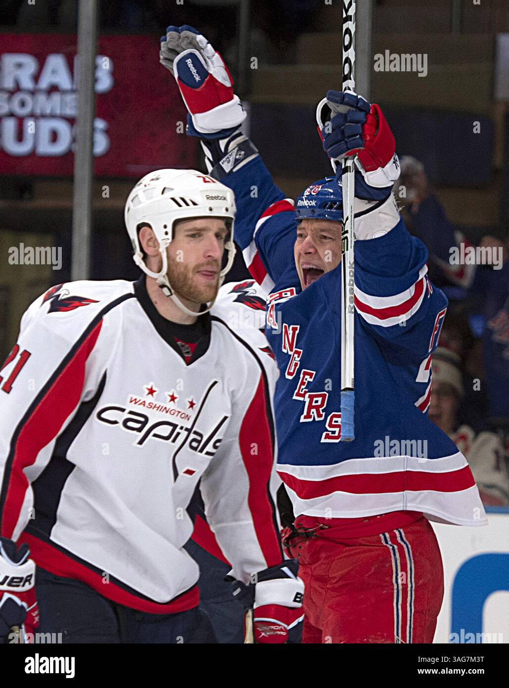 28. April 2012 – New York, NY, USA – der Ruslan Fedotenko der New York Rangers hebt seine Arme, nachdem Artem Anisimov in der zweiten Phase des Halbfinals des ersten Spiels der Eastern Conference am Samstag, den 28. April 2012, im Madison Square Garden in New York gegen die Washington Capitals traf. Die Rangers haben mit 3:1 gewonnen. (Bild: © J. Conrad Williams Jr/Newsday/MCT/ZUMAPRESS.com) Stockfoto 28. April 2012 – New York, NY, USA – der Ruslan Fedotenko der New York Rangers hebt seine Arme, nachdem Artem Anisimov in der zweiten Phase des Halbfinals des ersten Spiels der Eastern Conference am Samstag, den 28. April 2012, im Madison Square Garden in New York gegen die Washington Capitals traf. Die Rangers haben mit 3:1 gewonnen. (Bild: © J. Conrad Williams Jr/Newsday/MCT/ZUMAPRESS.com) Stockfoto