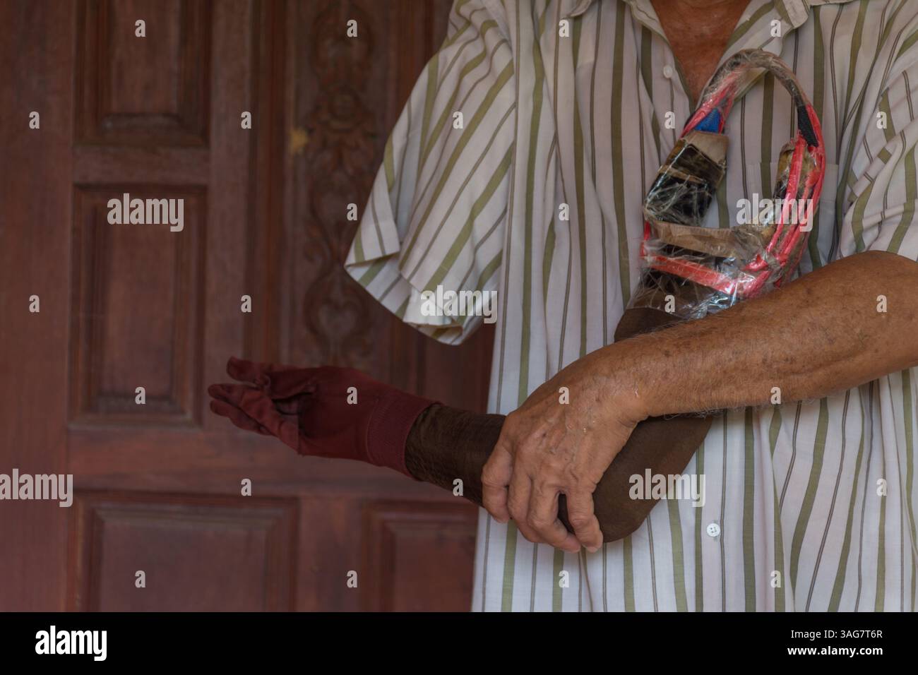 Asien ältere Männer haben gebräunte Haut, die durch einen Unfall mit einem Arm und einer Armprothese behindert wurde Stockfoto