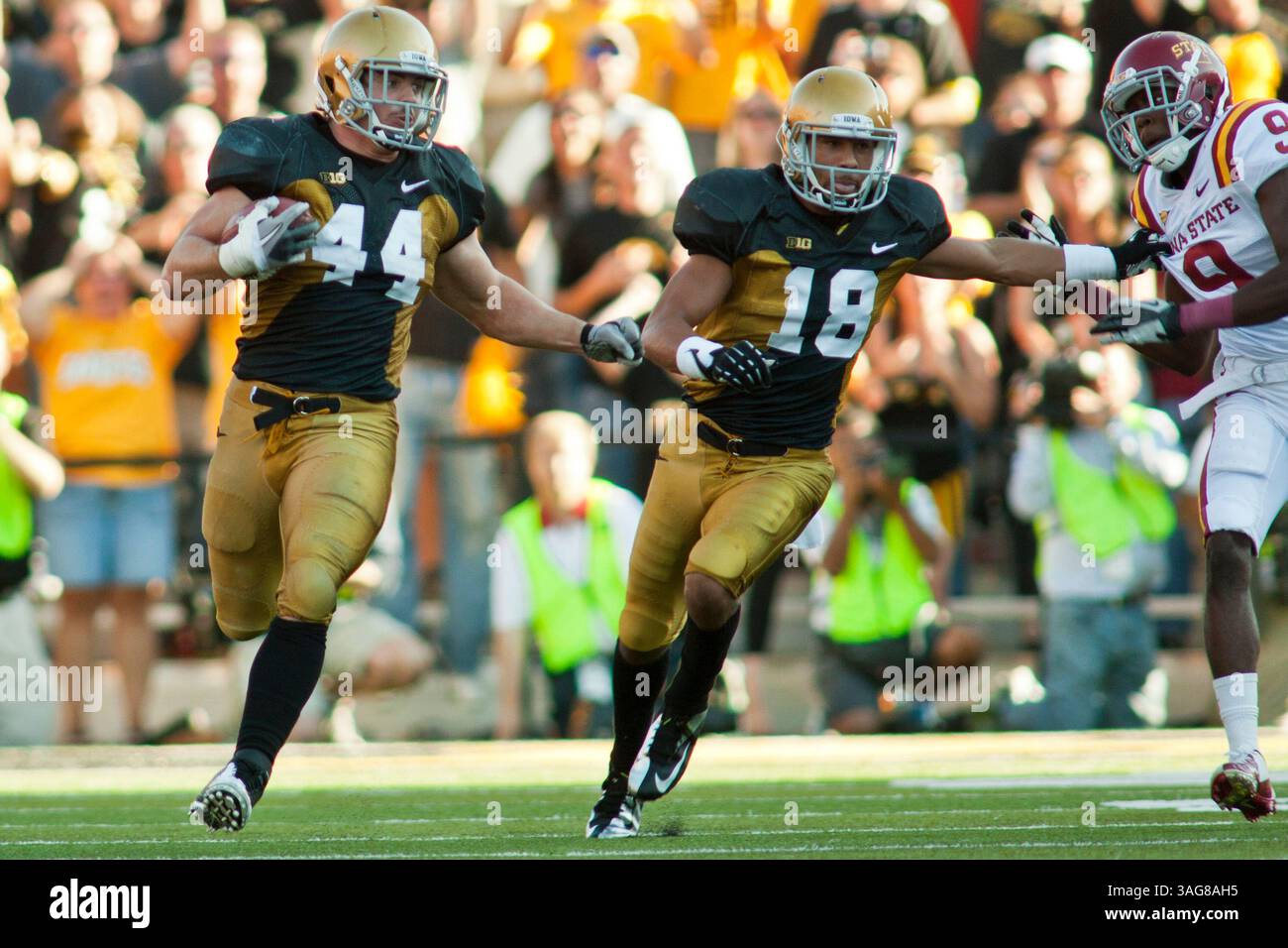 September 2012 – Iowa City, Iowa, USA Der Linebacker James Morris (44) von Iowa Hawkeyes meldet Ende des 4. Quartals eine Interception von Iowa State Zyklonen und setzt Iowa auf ihre eigene 49-Yard-Linie. (Kreditbild: © Louis Brems/ZUMAPRESS.com) Stockfoto