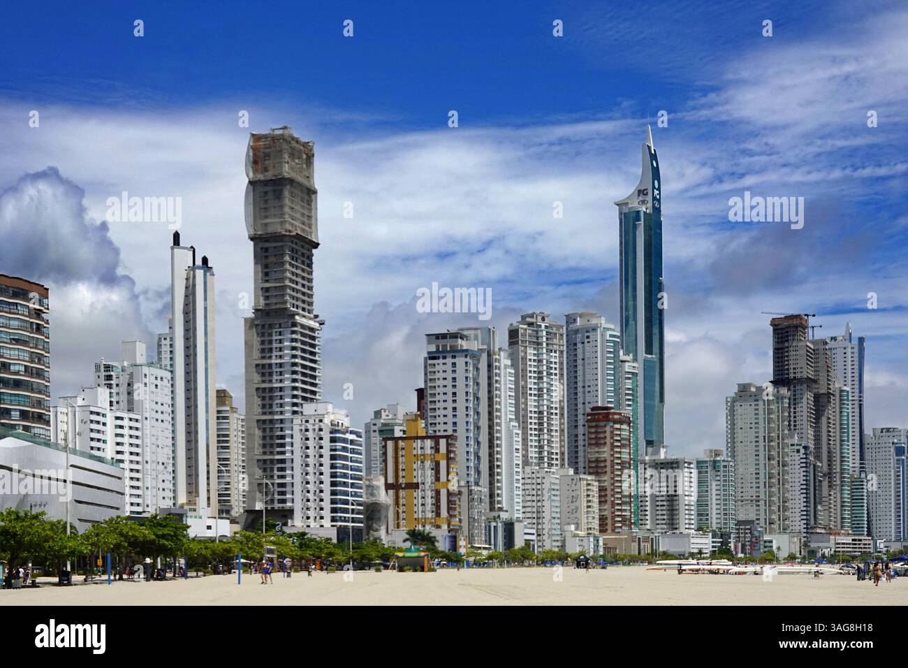 Balneario Camboriu, Santa Catarina, Brasilien - der Strand gesäumt von den Wolkenkratzern der Stadt Balneario Camboriu Stockfoto