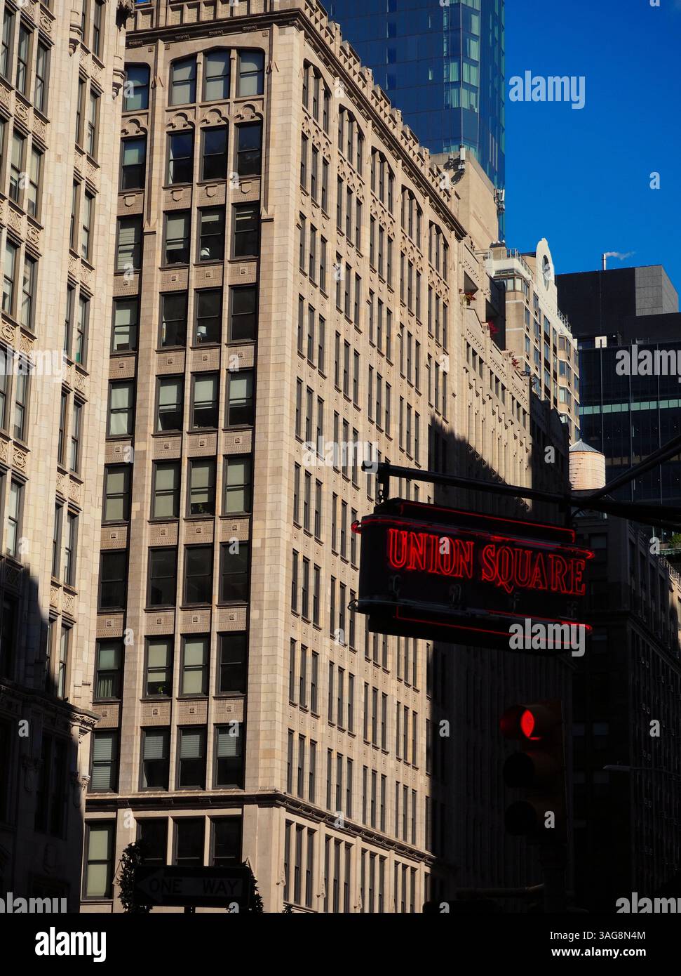 Morgenlicht auf dem Union Square Schild mit rotem Signal und Wolkenkratzern Stockfoto